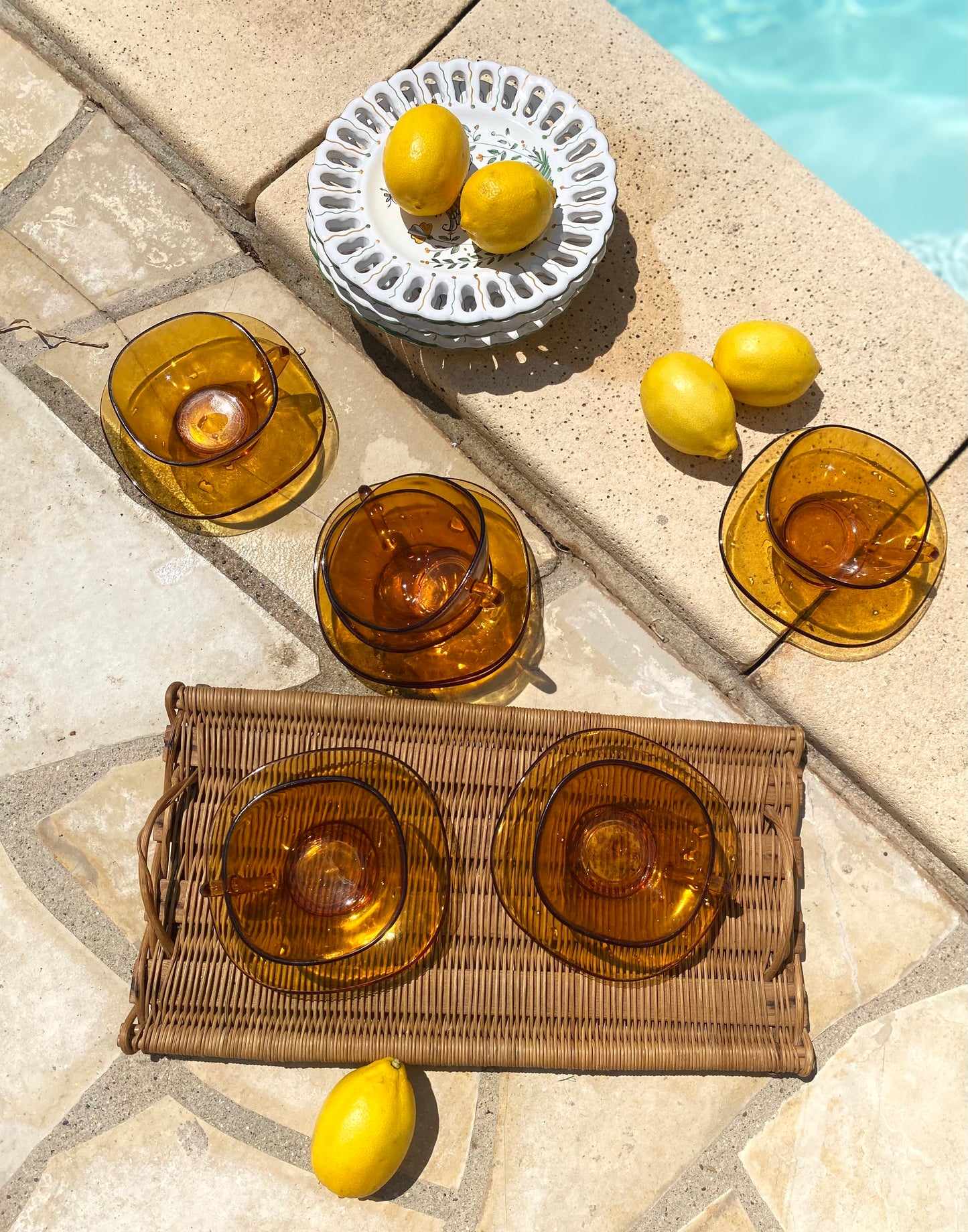Tasses et soucoupes en verre ambré, plateau en osier