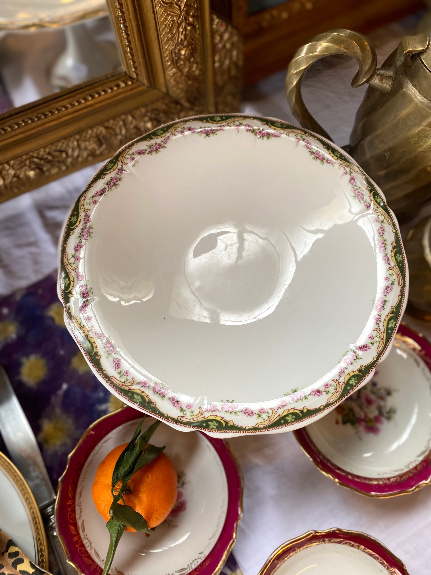 Plat sur pied en faïence ancienne