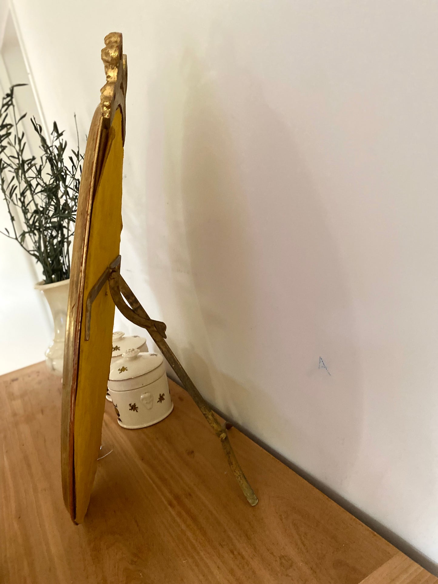 Miroir ovale sur pied du XIXe siècle.