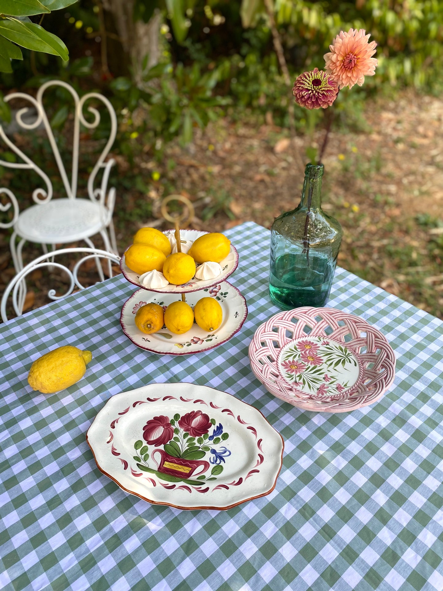 Duo de plats en faïence peinte à la main, motifs floraux