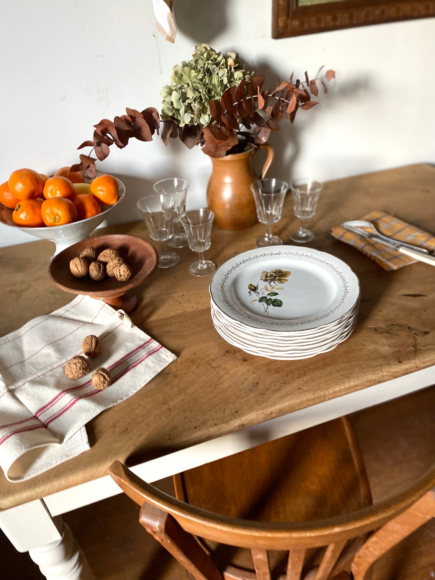 Assiettes plates en faïence ancienne