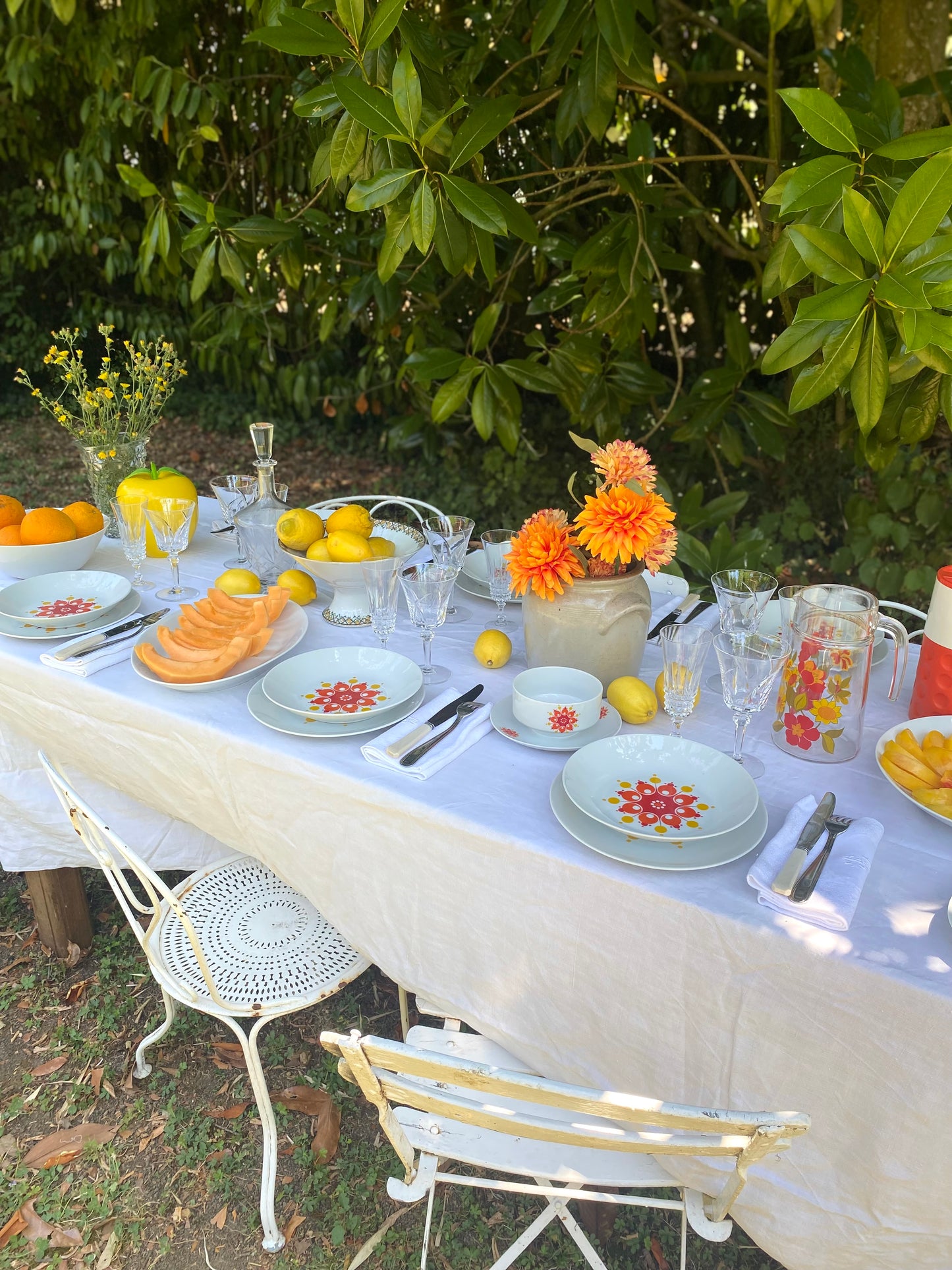 Duo de plats ovales en porcelaine à décor soleil pop — années 70