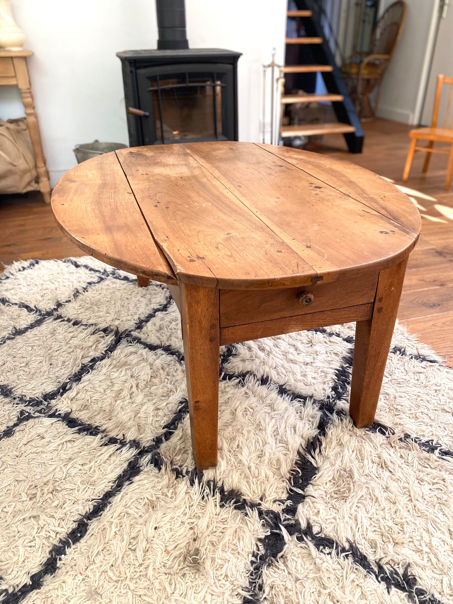 Table basse ancienne en noyer de 1900
