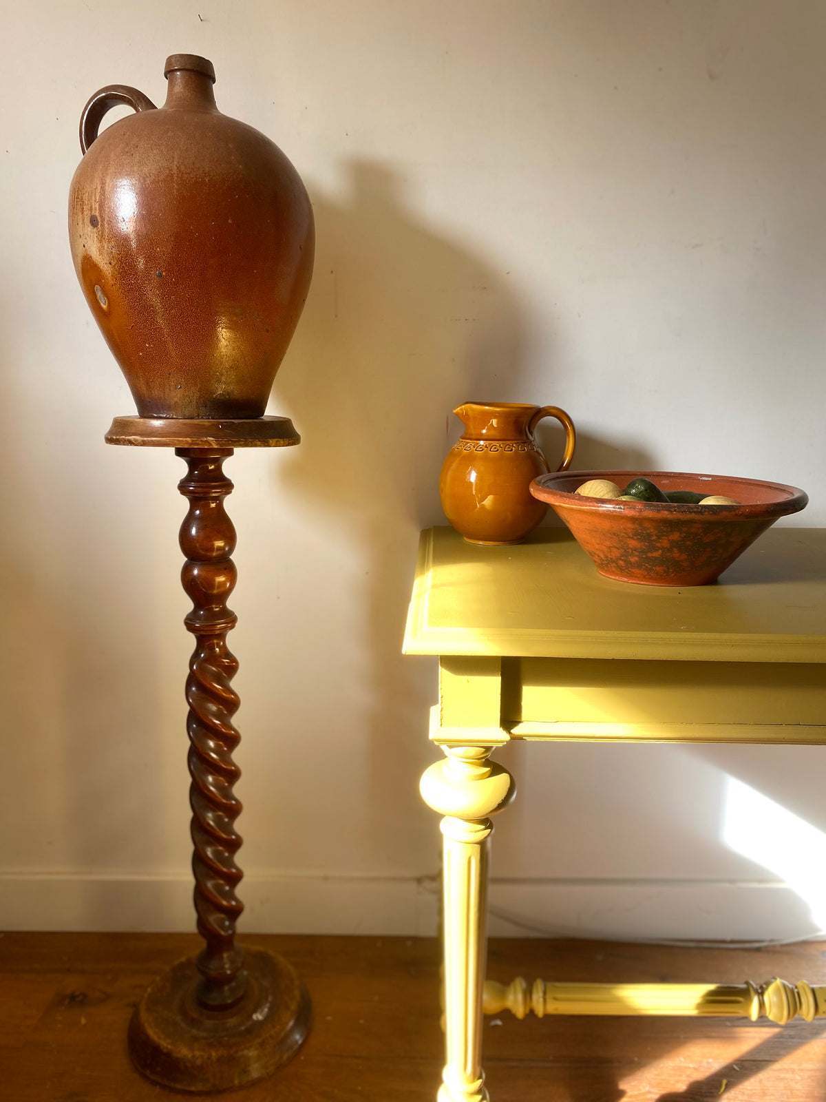 Pichet vintage en faïence émail caramel à frise estampée