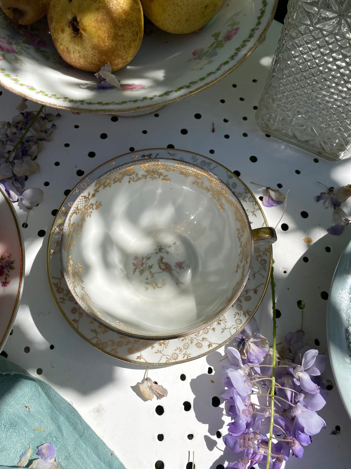 Ravissante Tasse et Soucoupe en Porcelaine de Limoges – Décor Oiseaux et Or
