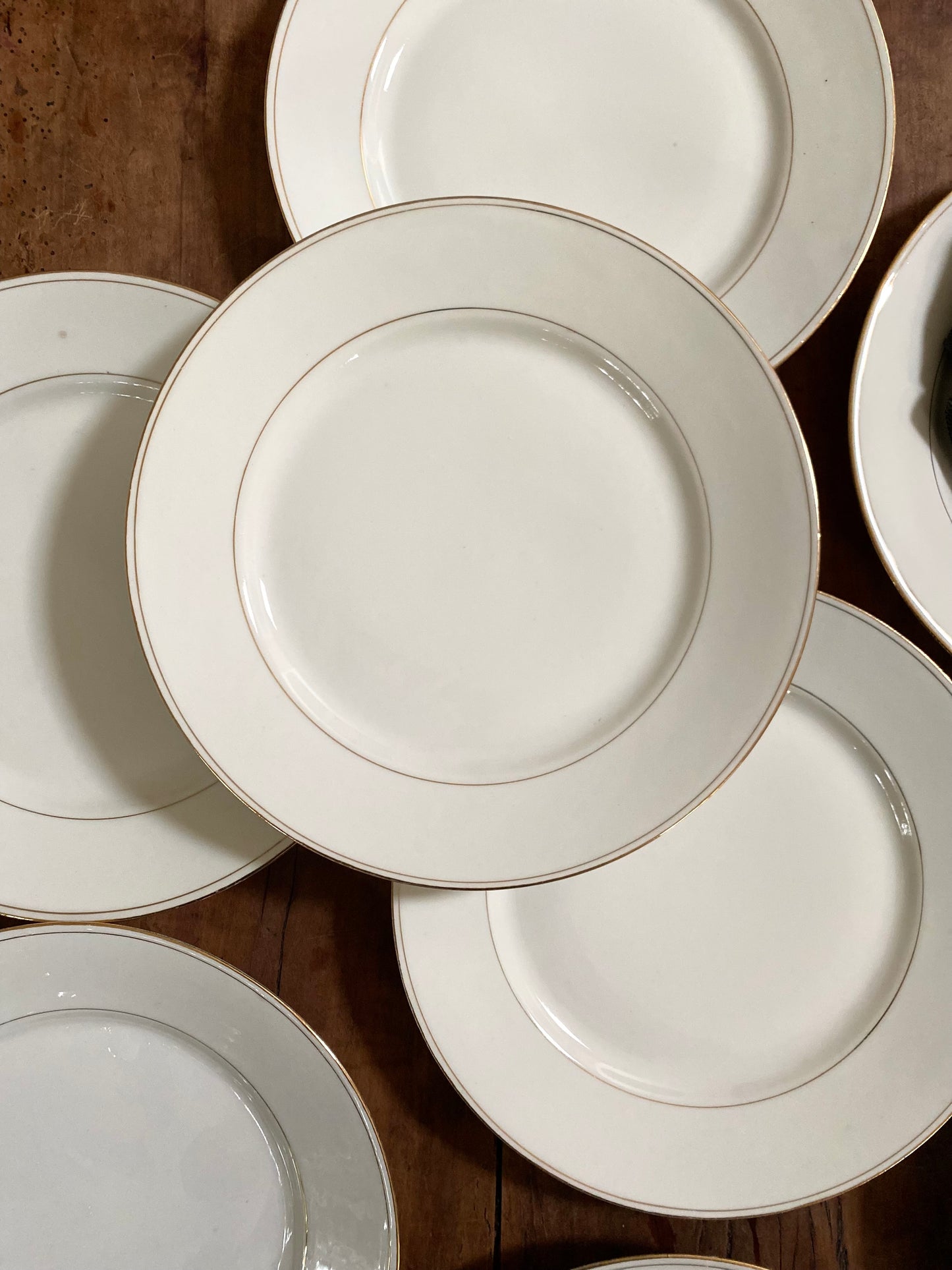 Assiettes plates en faïence ancienne