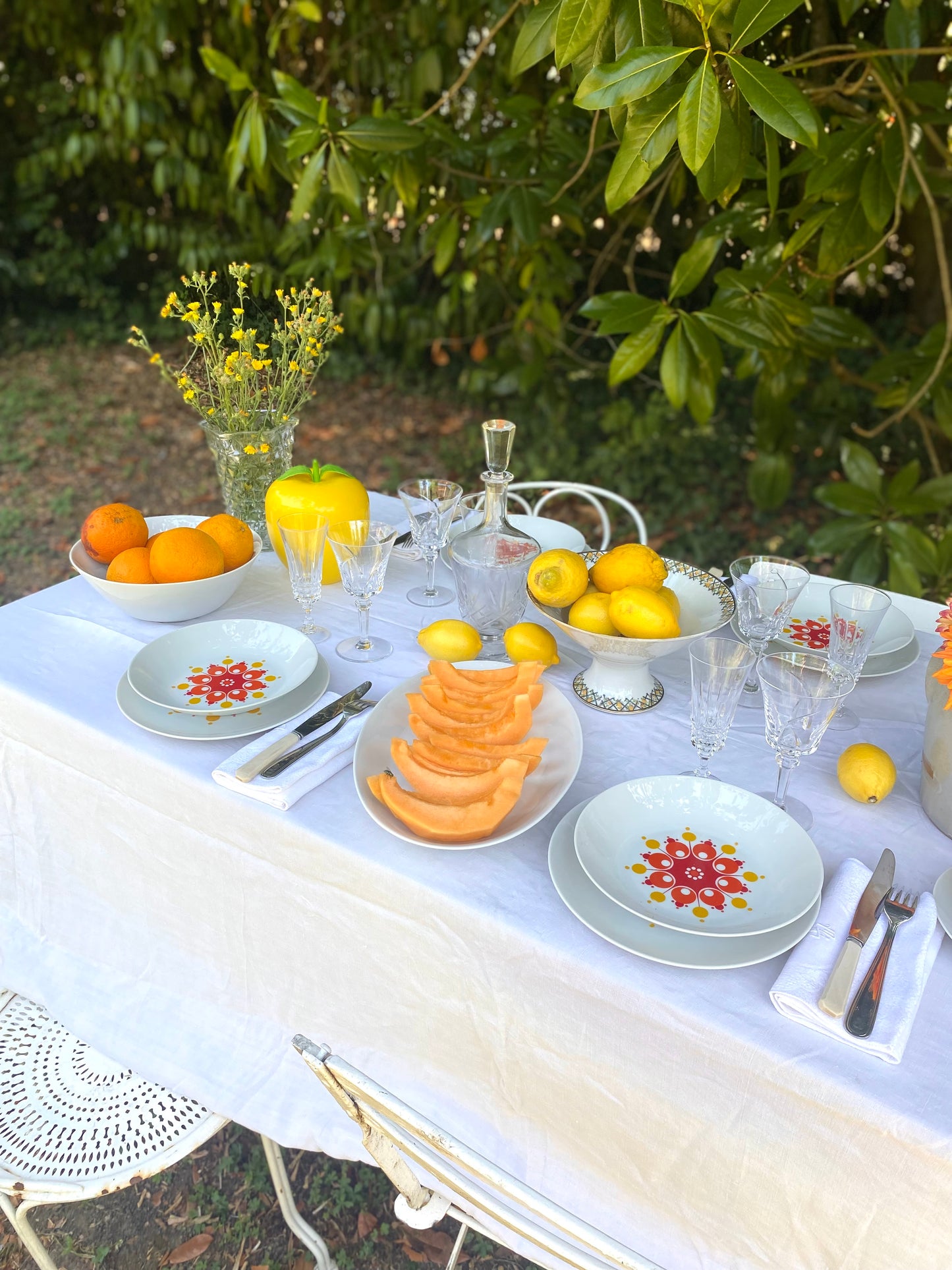 Duo de plats ovales en porcelaine à décor soleil pop — années 70