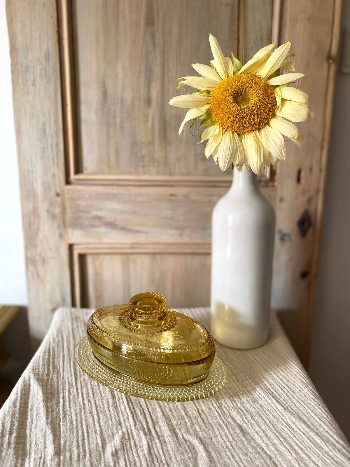 Beurrier ovale en verre ambré moulé, décor perlé - 1960