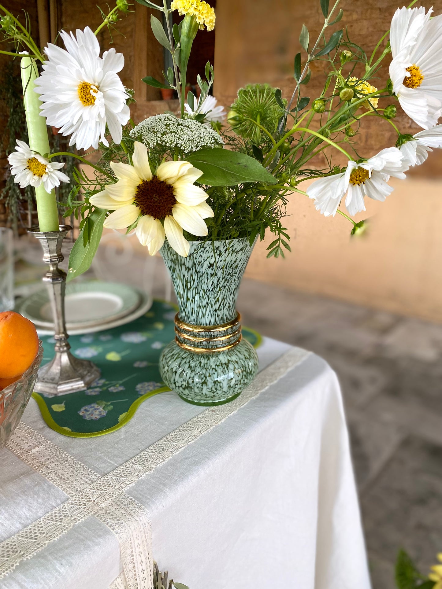 Vase soliflore en verre moucheté vert, bagues dorées —  années 60-70