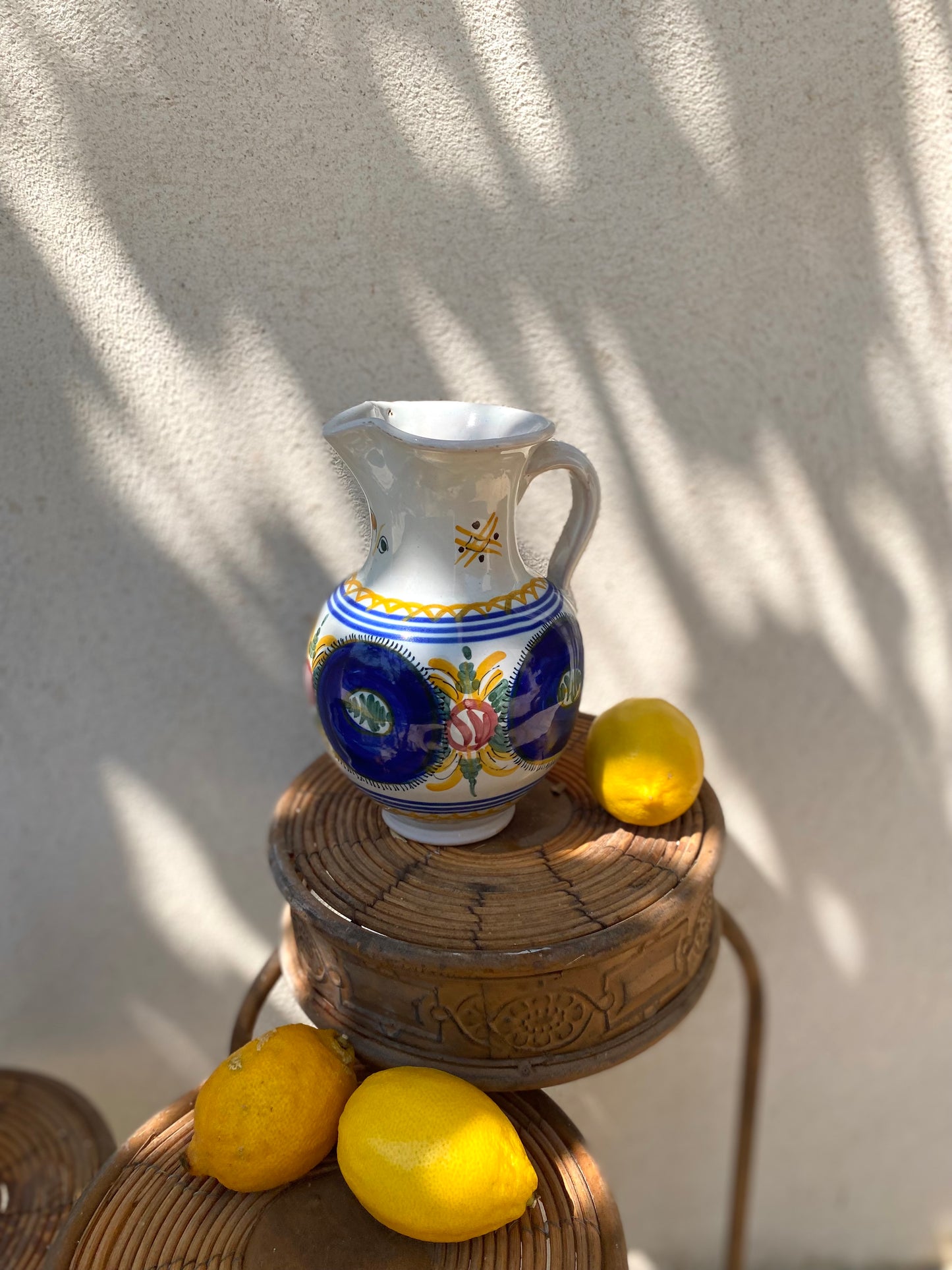 Pichet en faïence peinte, décor méditerranéen