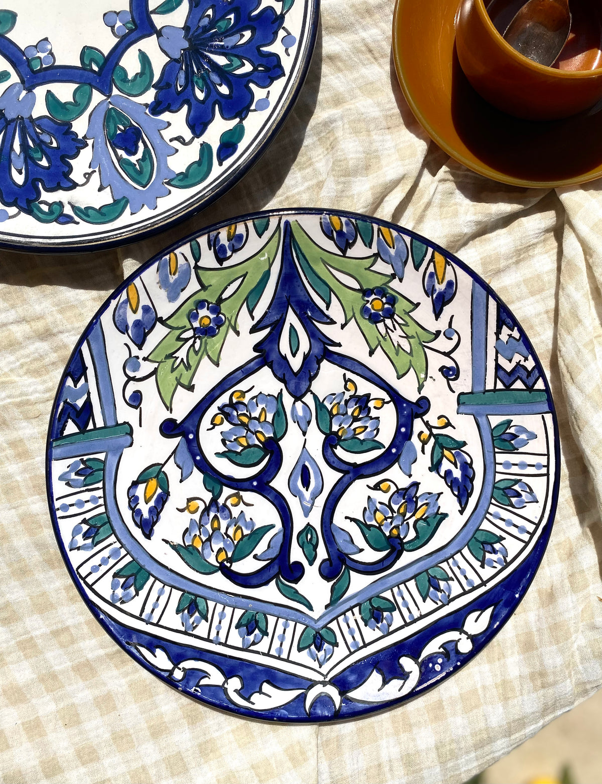 Duo d'assiettes décoratives en céramique peinte à la main — 26 et 27 cm