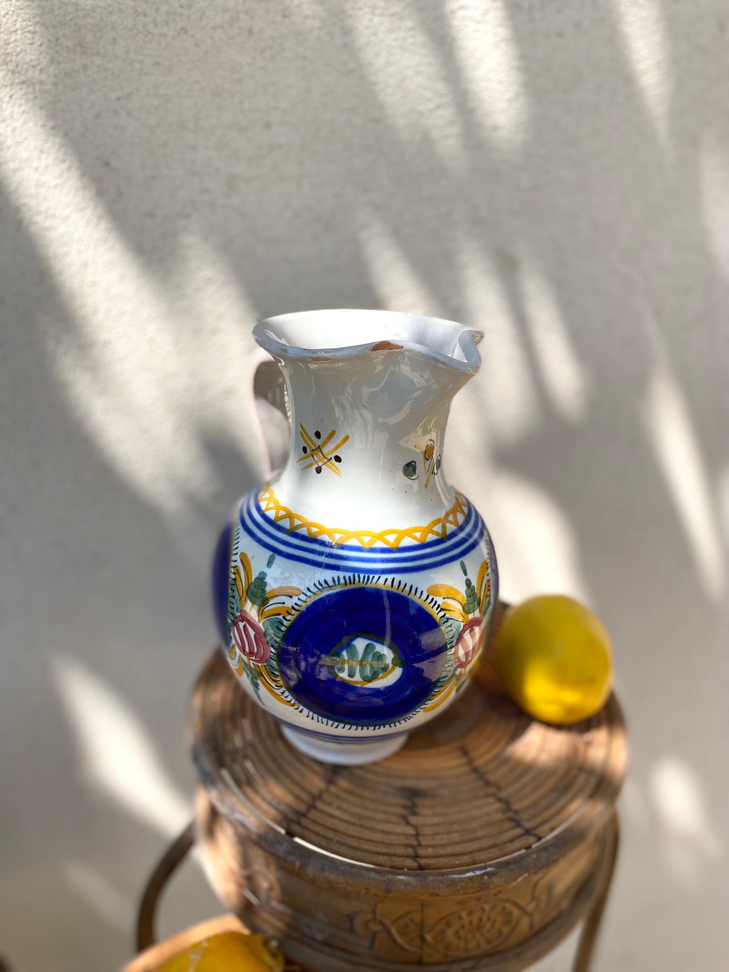 Pichet en faïence peinte, décor méditerranéen
