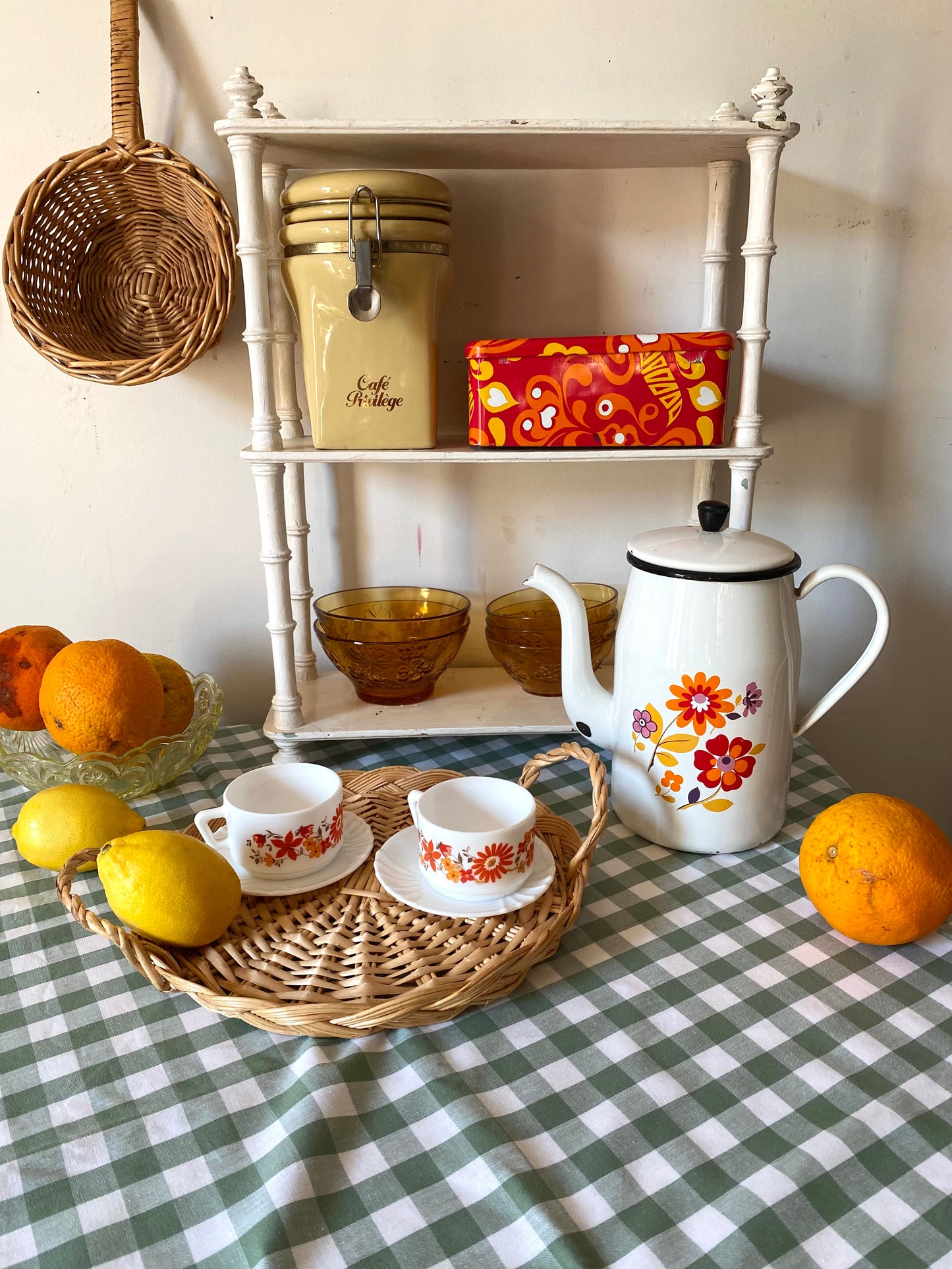 Duo de tasses Arcopal vintage + boîte en métal à motifs rétro