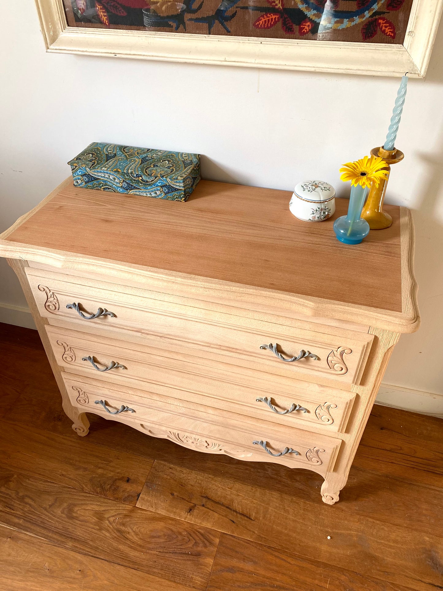 Commode de style à trois tiroirs en bois ancien rénové