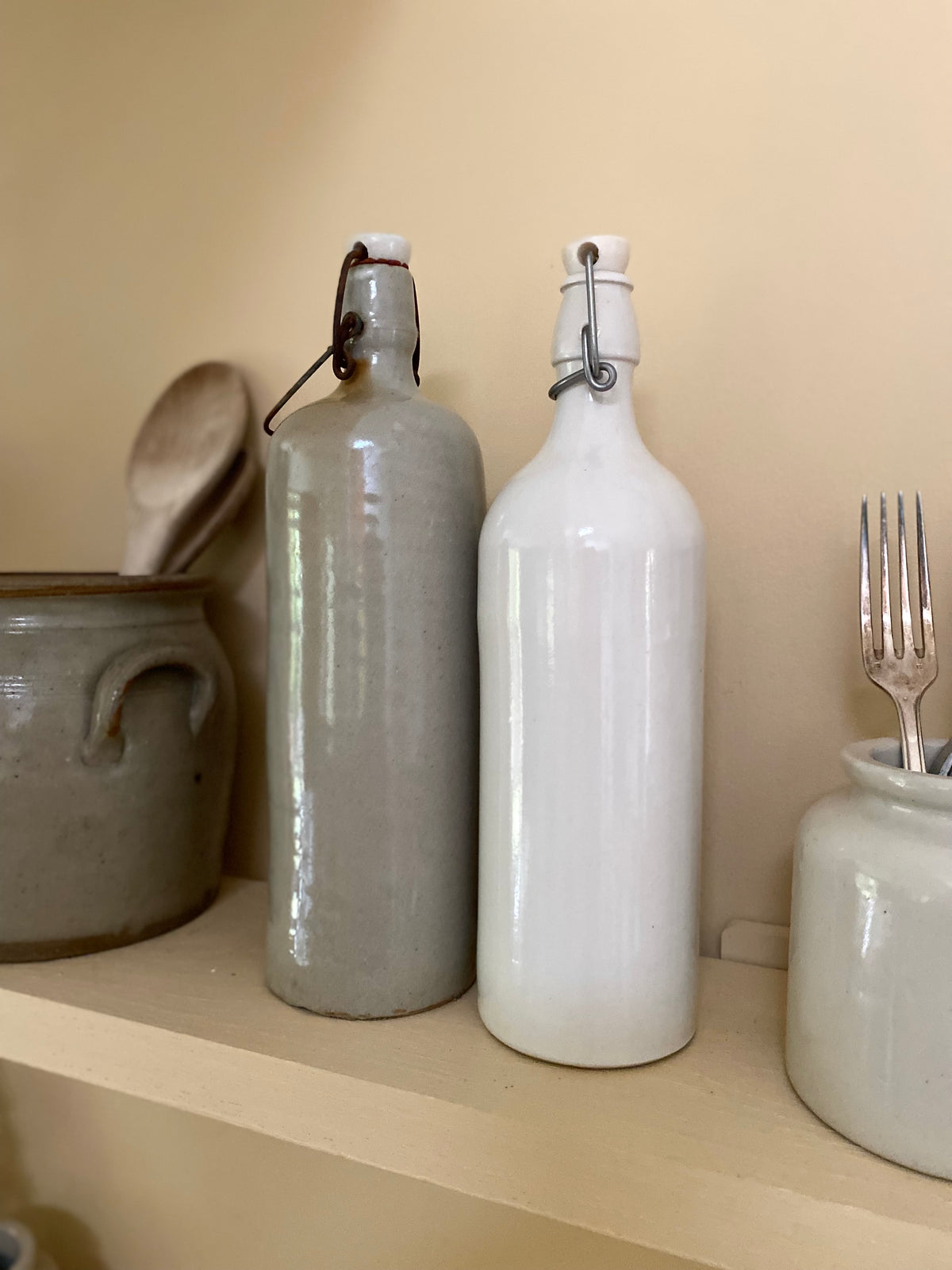 Duo de bouteilles en grès ancien