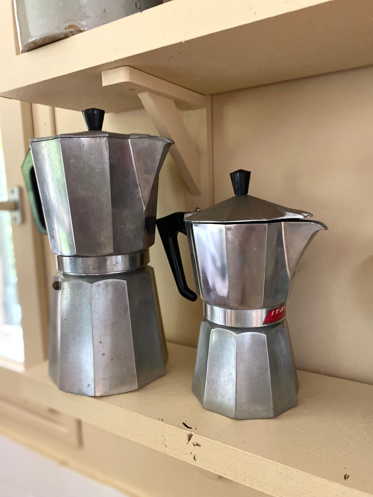Duo de cafetières italiennes en aluminium, années 50-60
