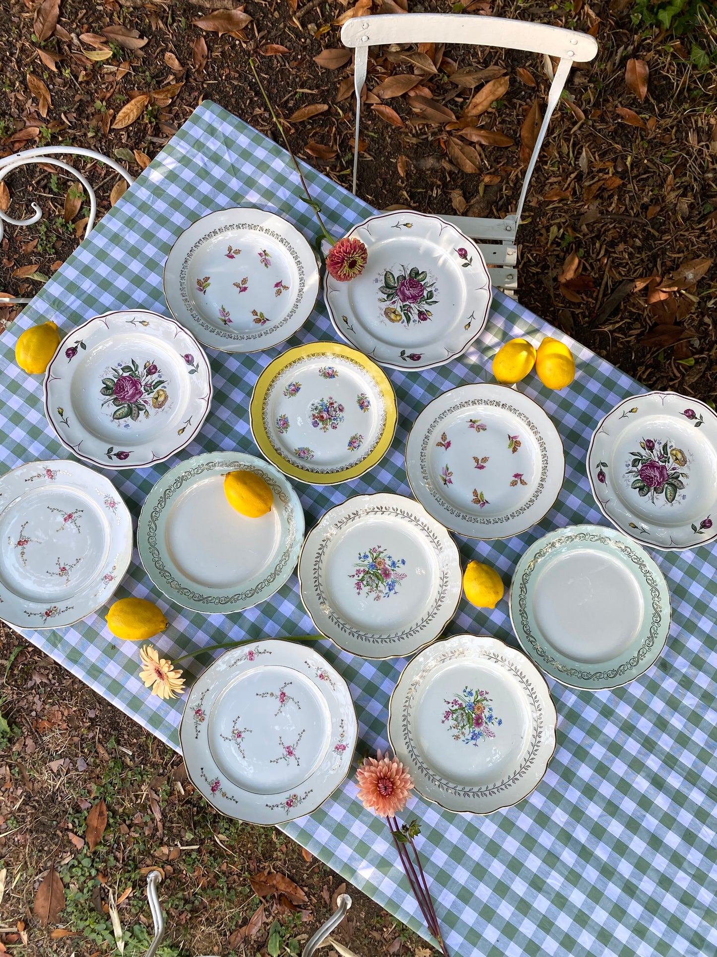 Douze assiettes anciennes en faïence et porcelaine, service dépareillé