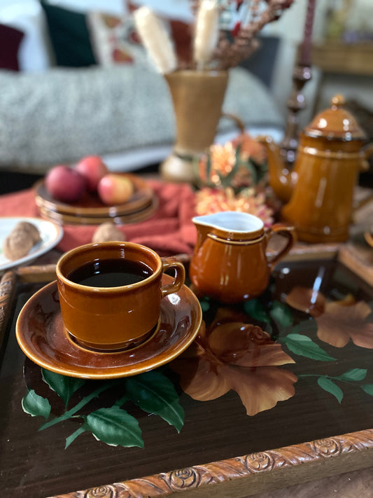 Tasse vintage et son petit pot à lait sur plateau en osier