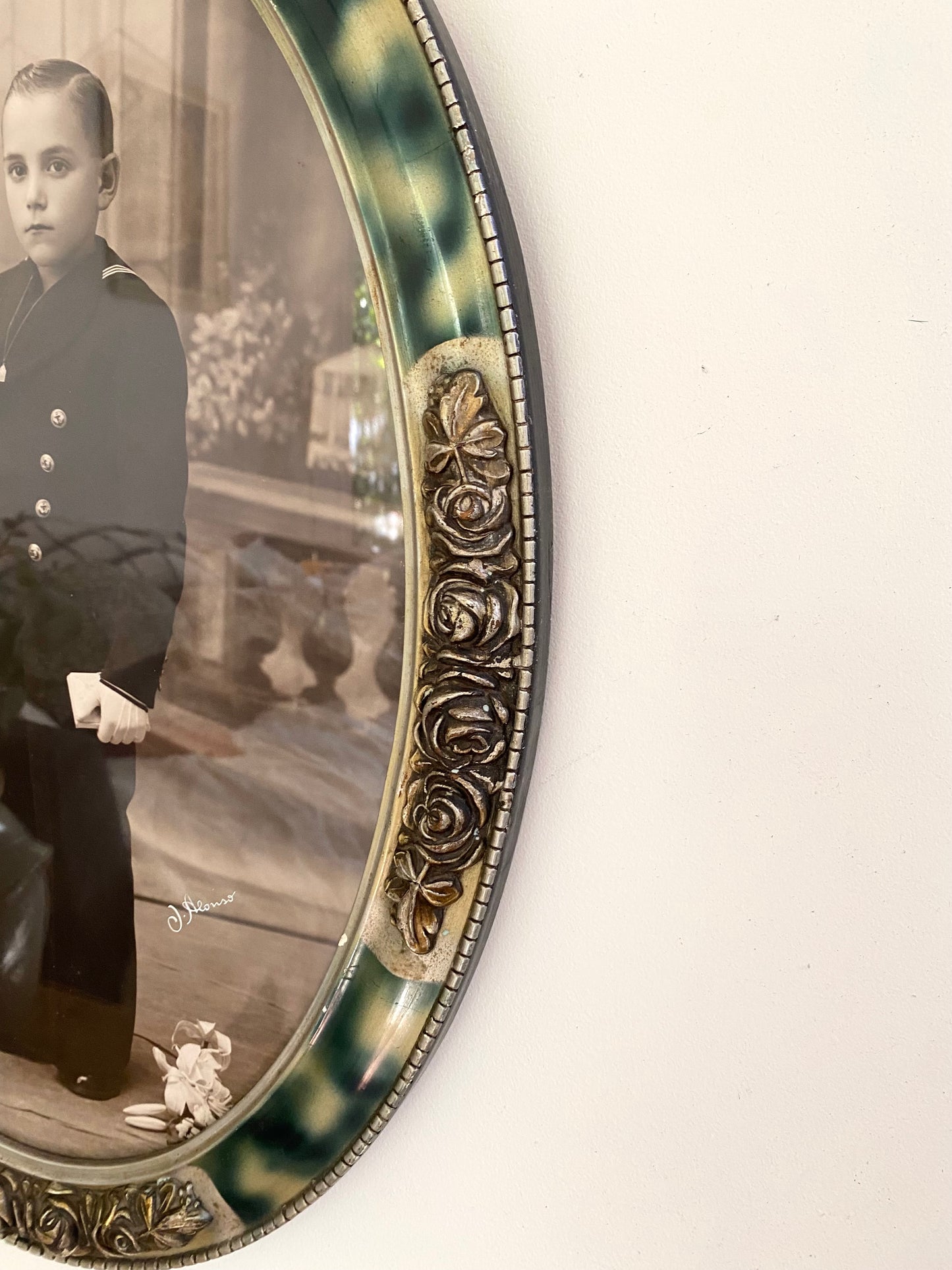 Portrait ancien ovale sous verre - Cadre Art Nouveau - 

Fin XIXème / Début XXème siècle (circa 1900).