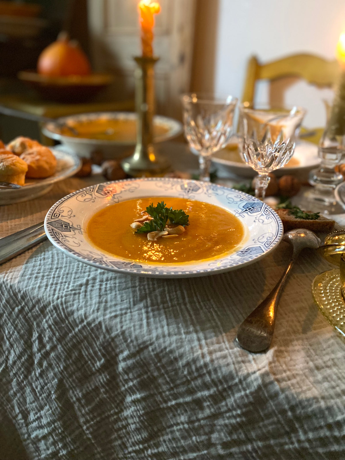 Assiettes creuses anciennes en Terre de fer