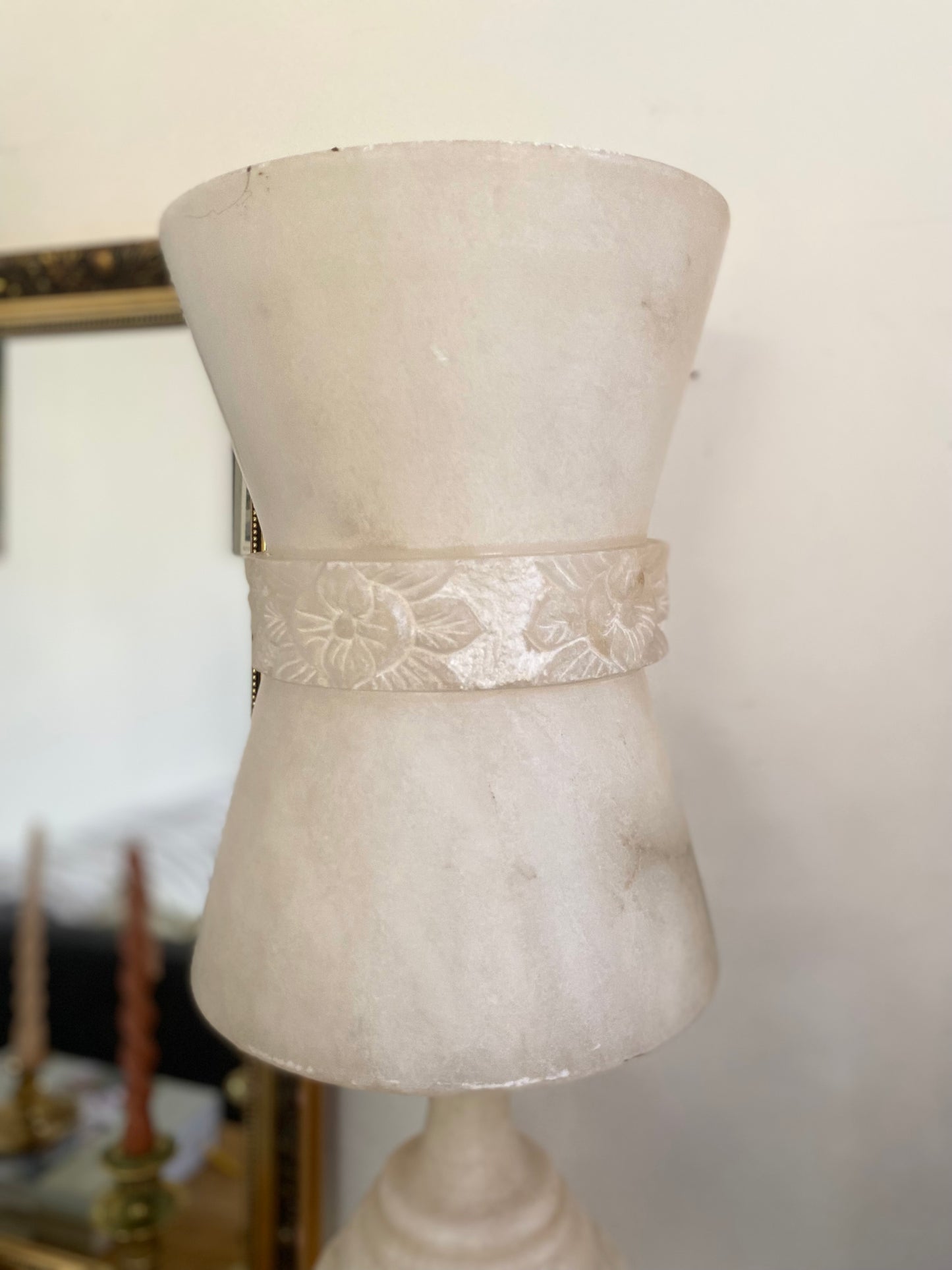 Grande Lampe d'Exception en Albâtre Sculpté - Style Néoclassique 1950