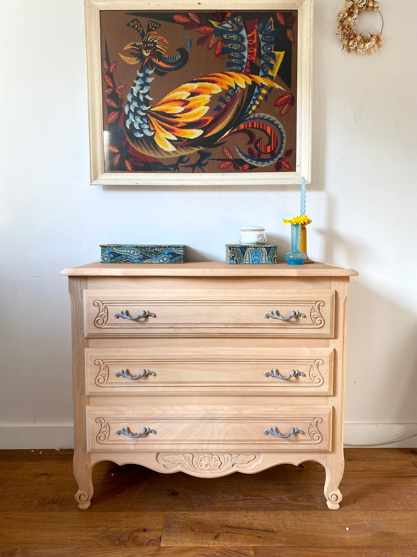 Commode de style à trois tiroirs en bois ancien rénové