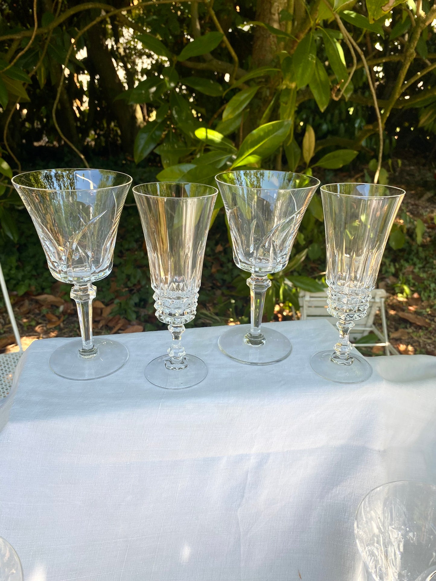 Service de 8 grands verres à vin en cristal taillé