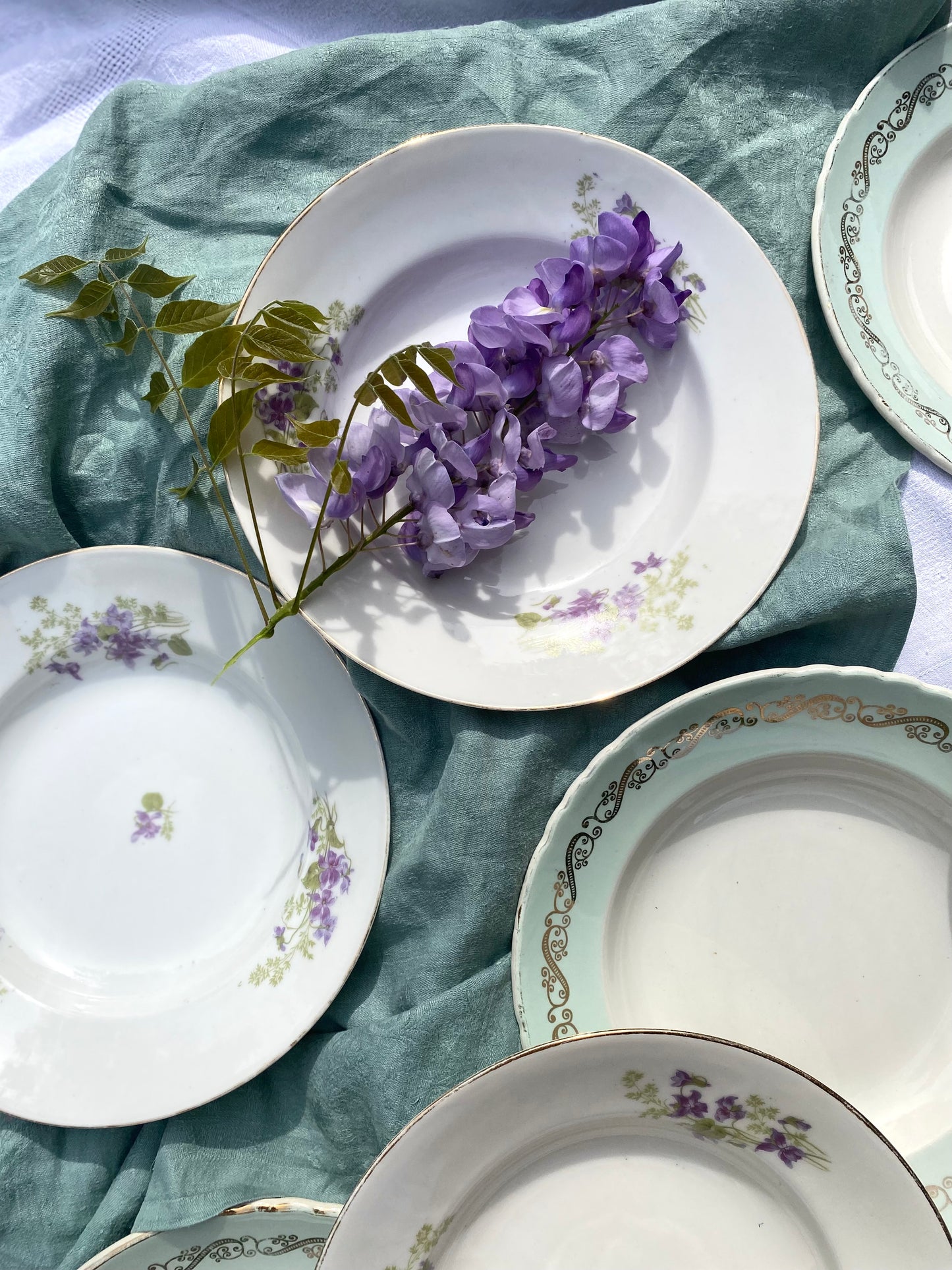 Assiettes creuses en faïence ancienne