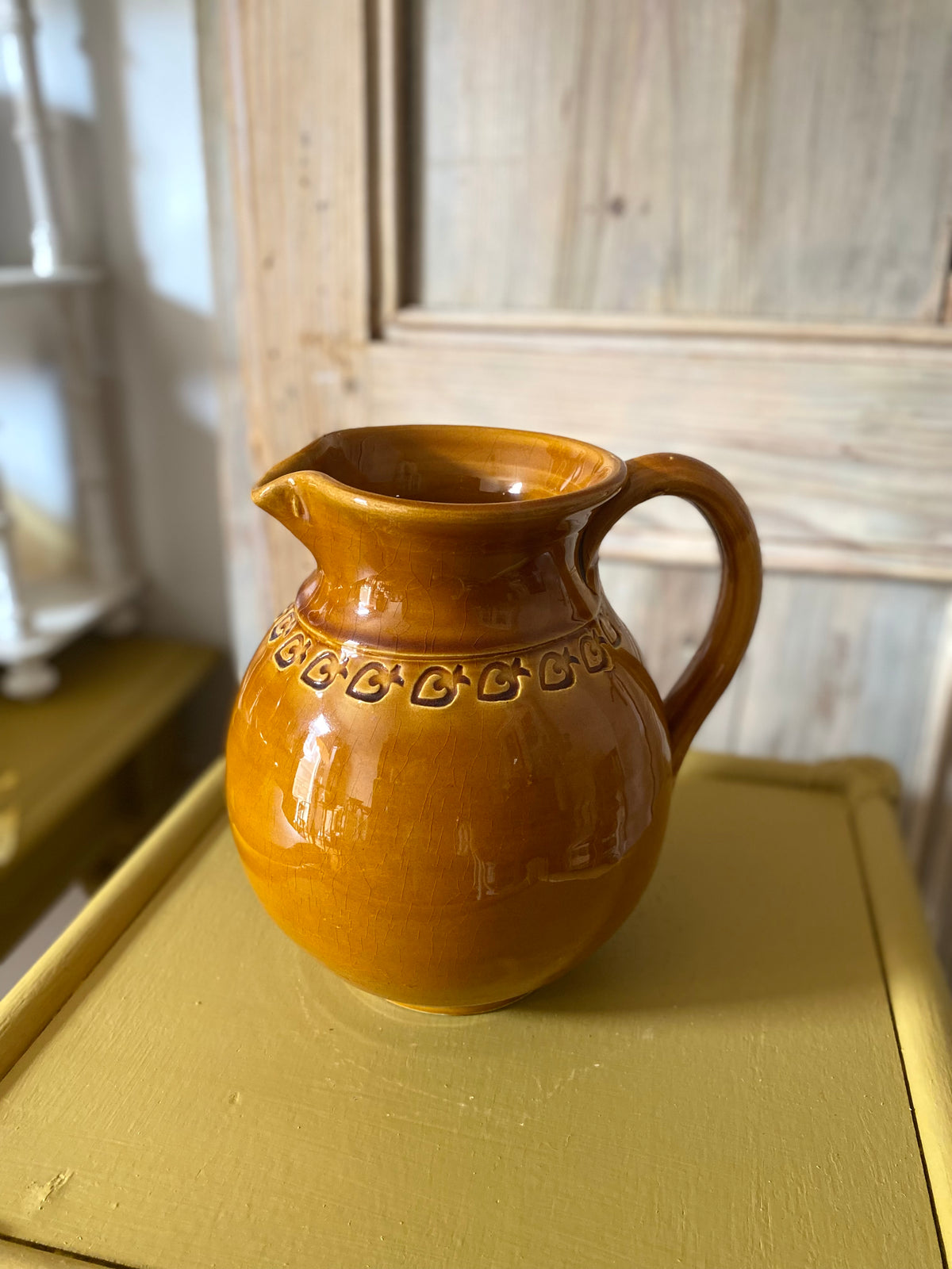 Pichet vintage en faïence émail caramel à frise estampée