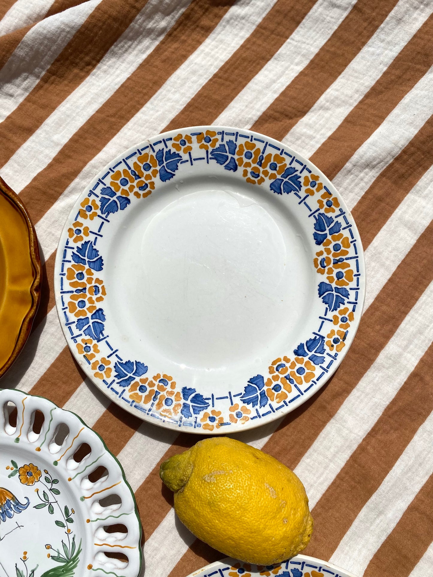 Ensemble de douze assiettes à dessert vintage dépareillées