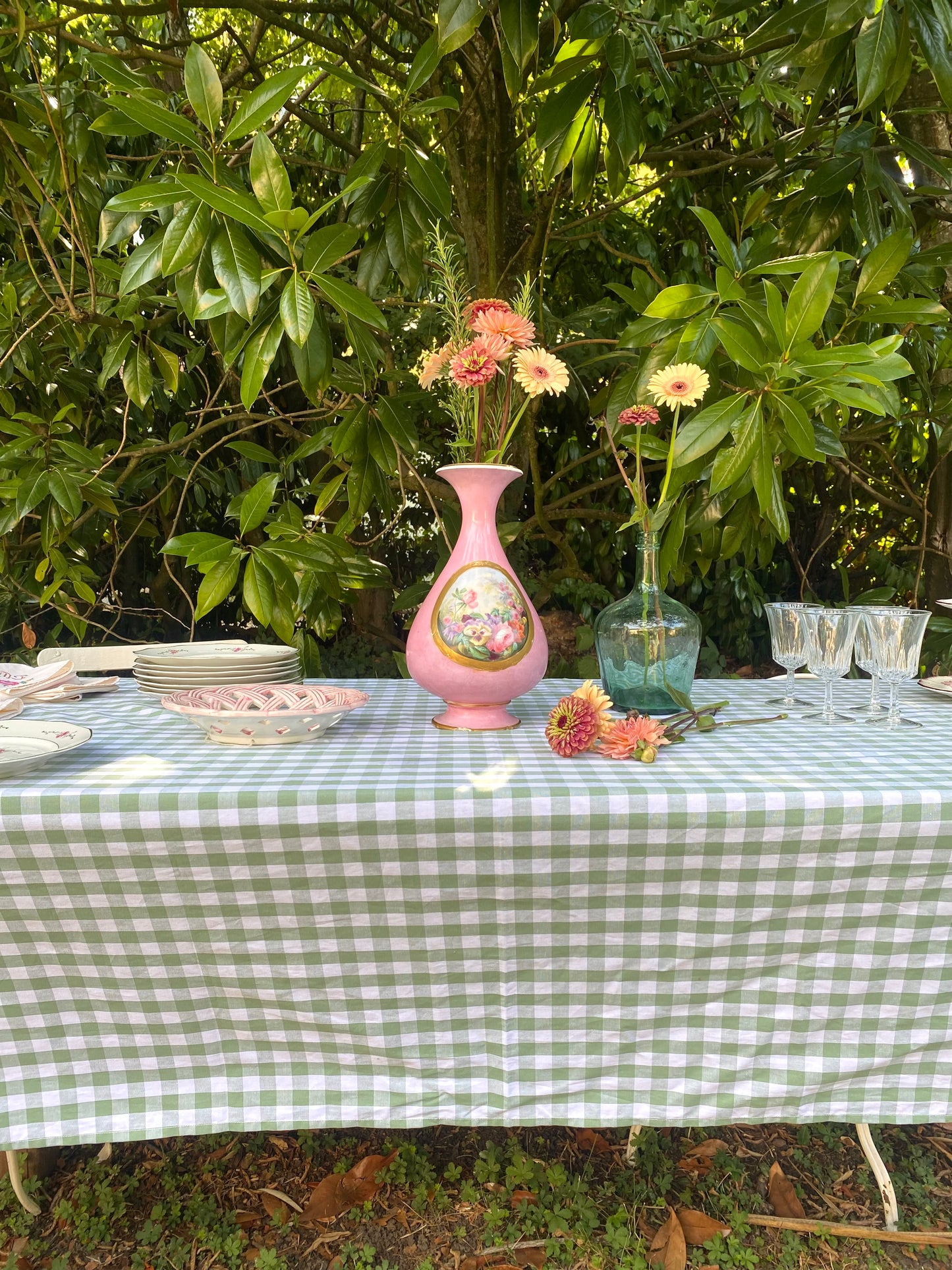 Vase balustre en porcelaine à fond rose, médaillon floral peint XIXe siècle.