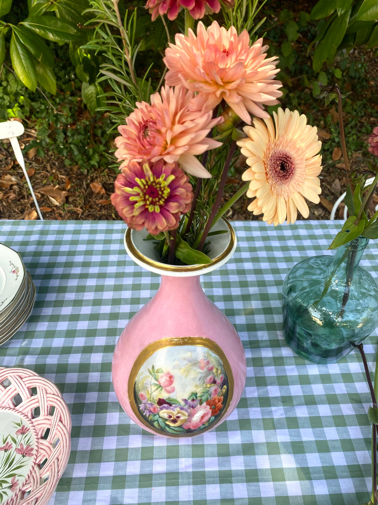 Vase balustre en porcelaine à fond rose, médaillon floral peint XIXe siècle.