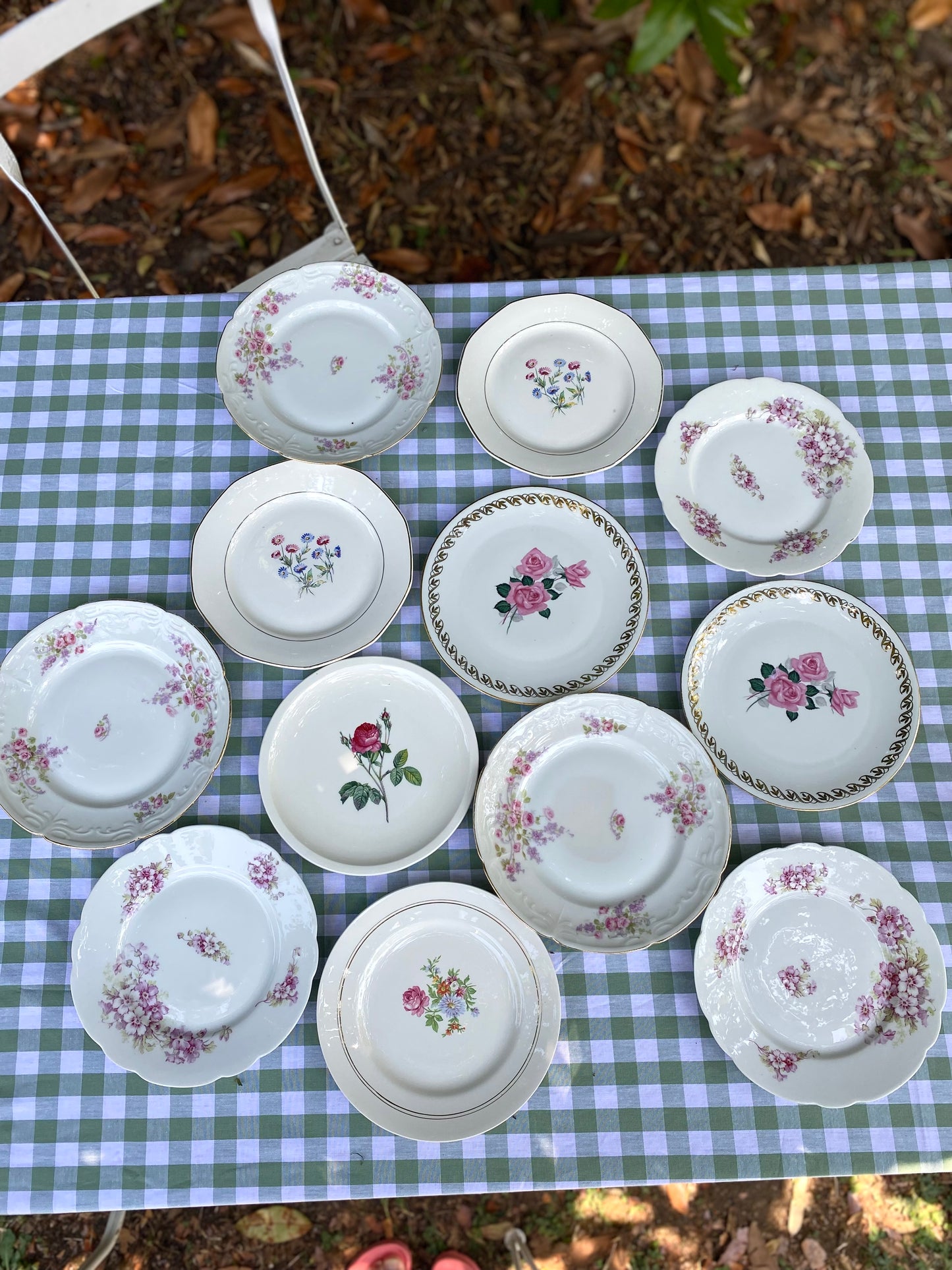 Lot de 12 assiettes anciennes en faïence dépareillées