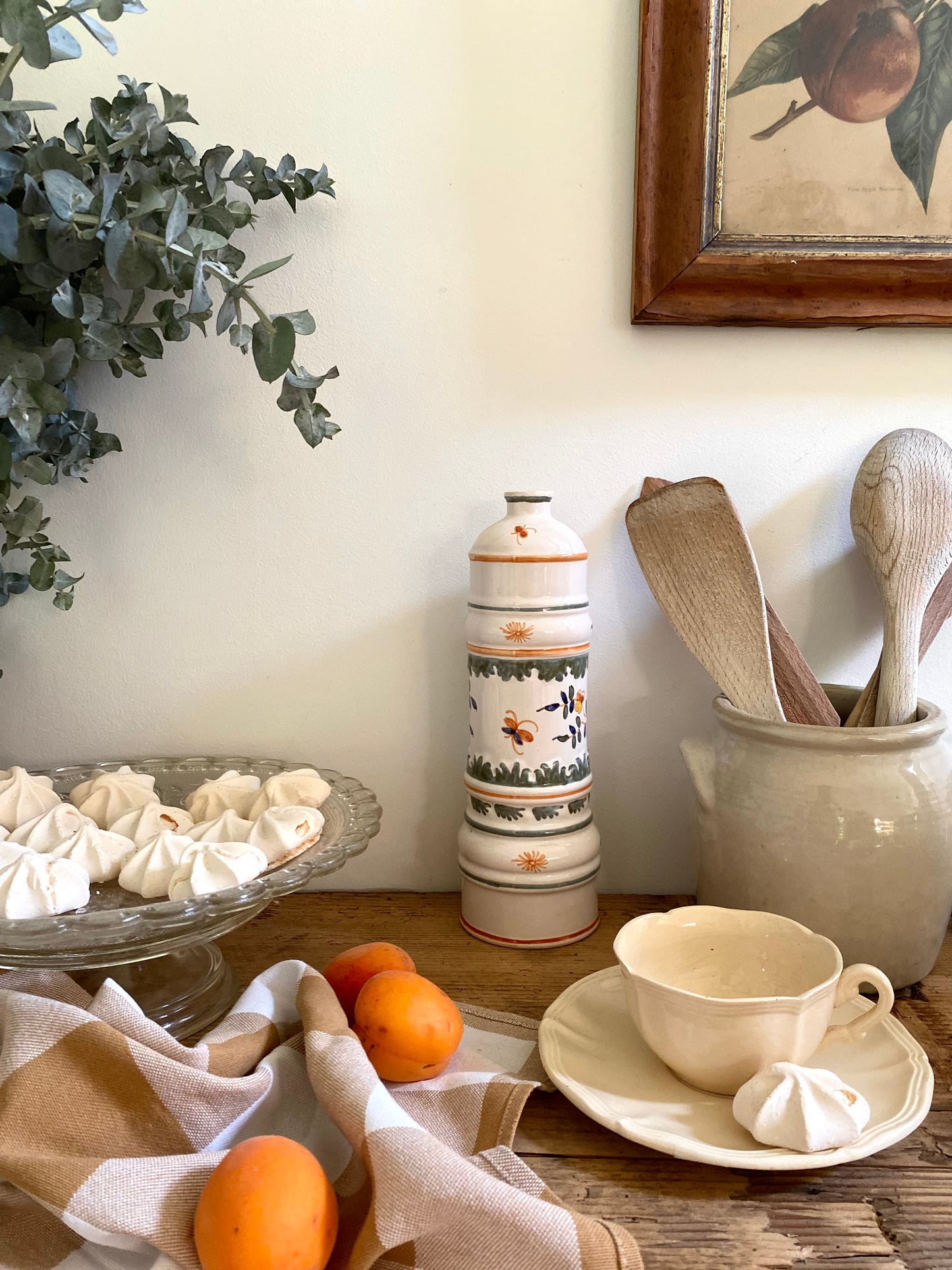 Bouteille décorative en céramique ancienne