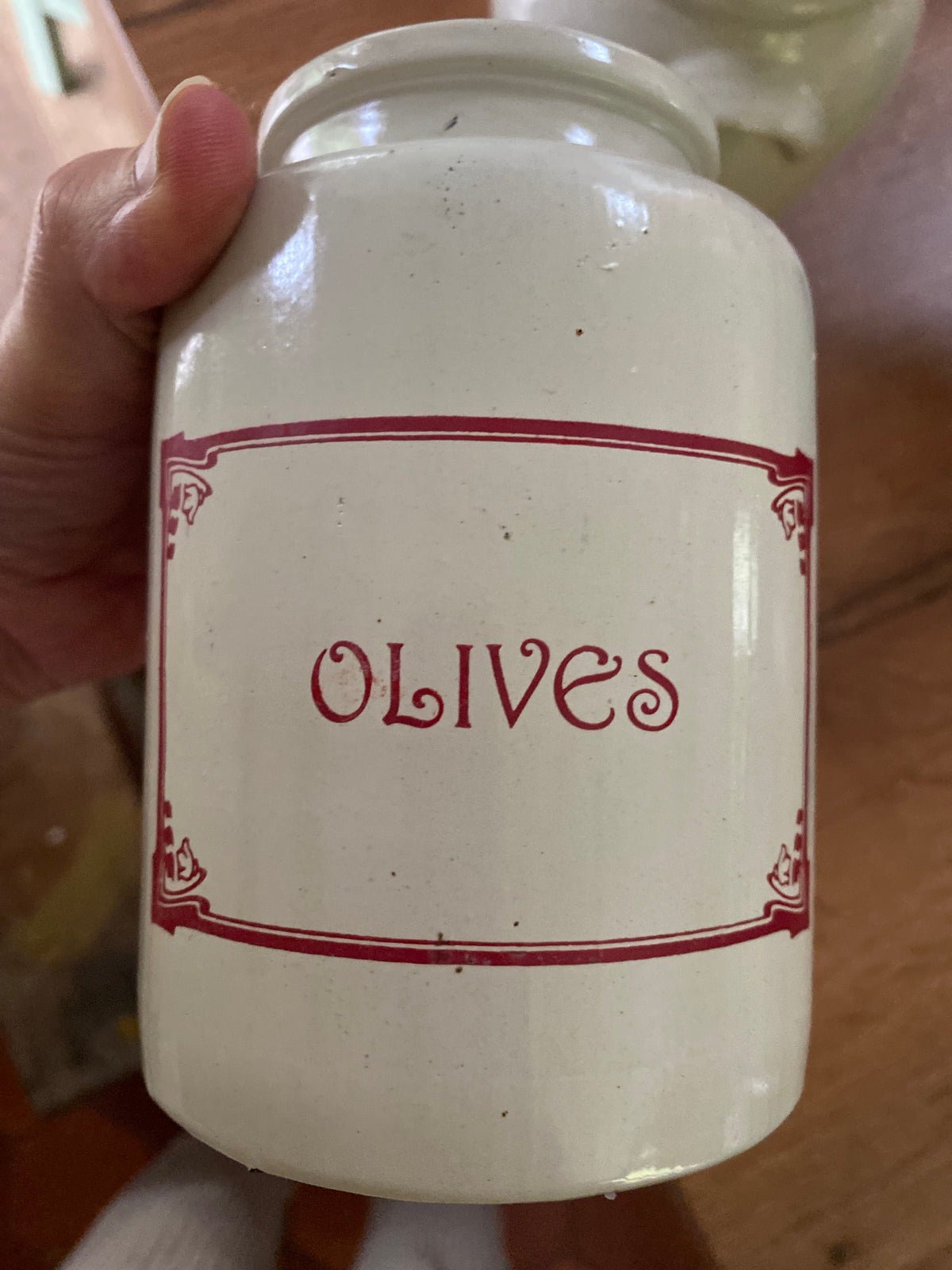 Paire de pots en grès blanc « Olives » et « Gros sel », décor rouge Art nouveau