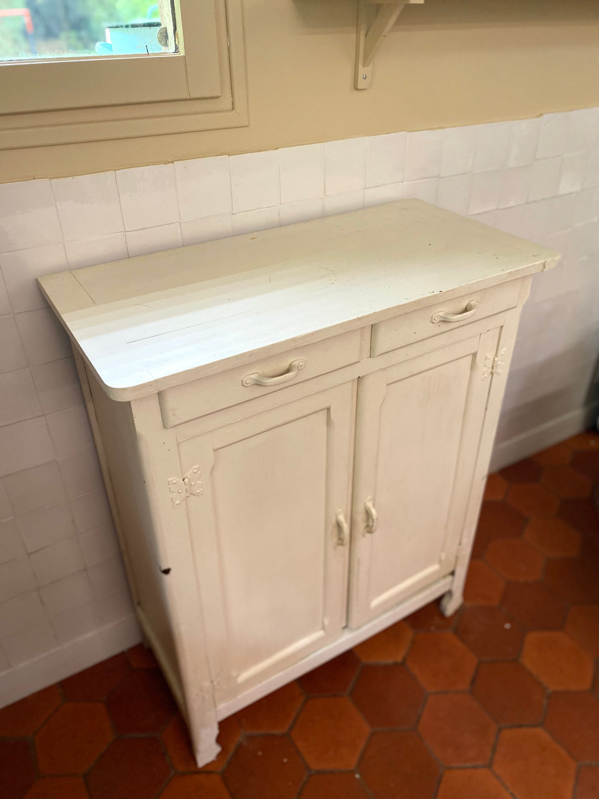 Petit buffet bas crème deux portes et deux tiroirs, début XXe