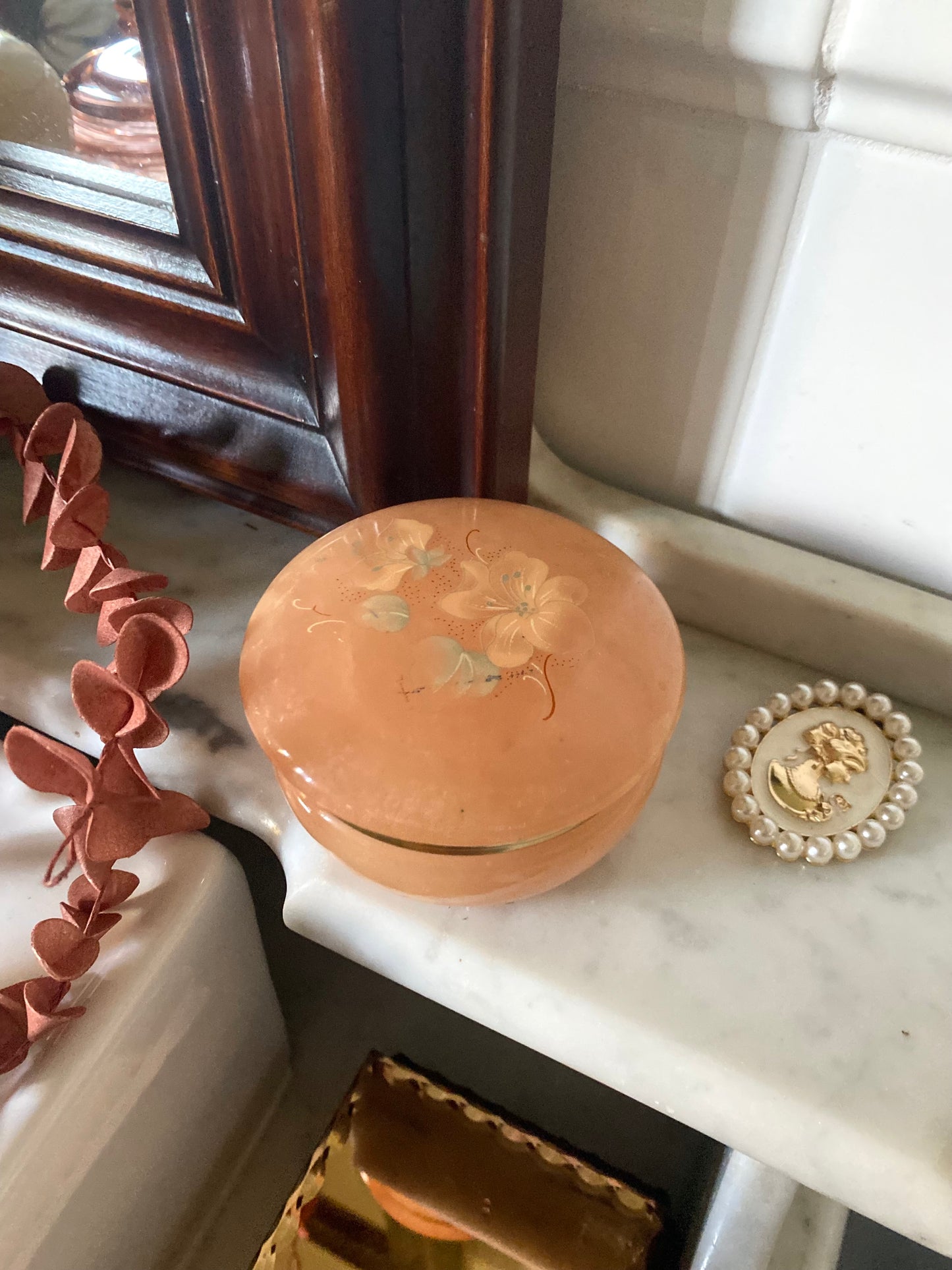 Alice / Boîte à bijoux en albâtre