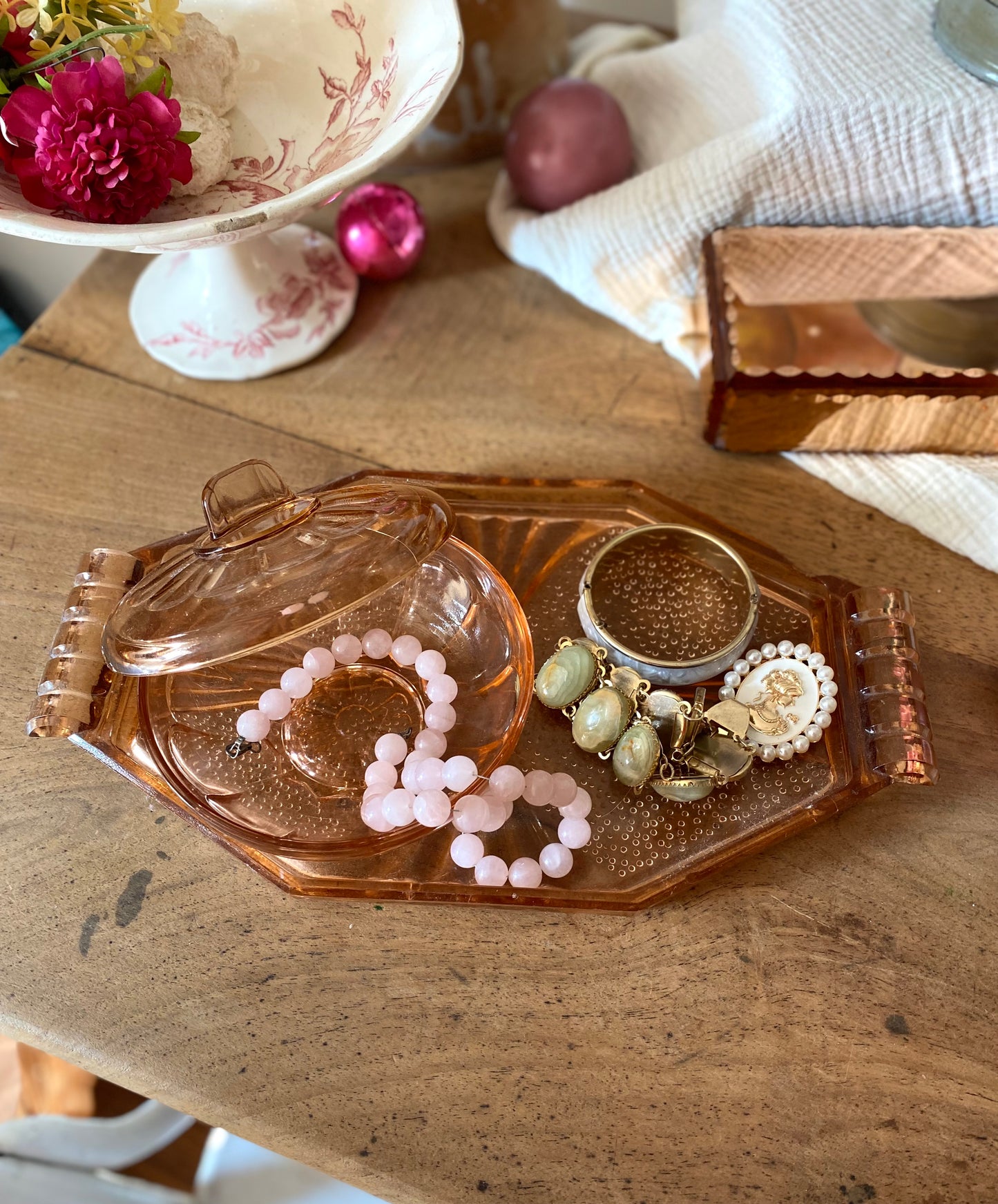 Boîte à poudre en rosaline sur son plateau
