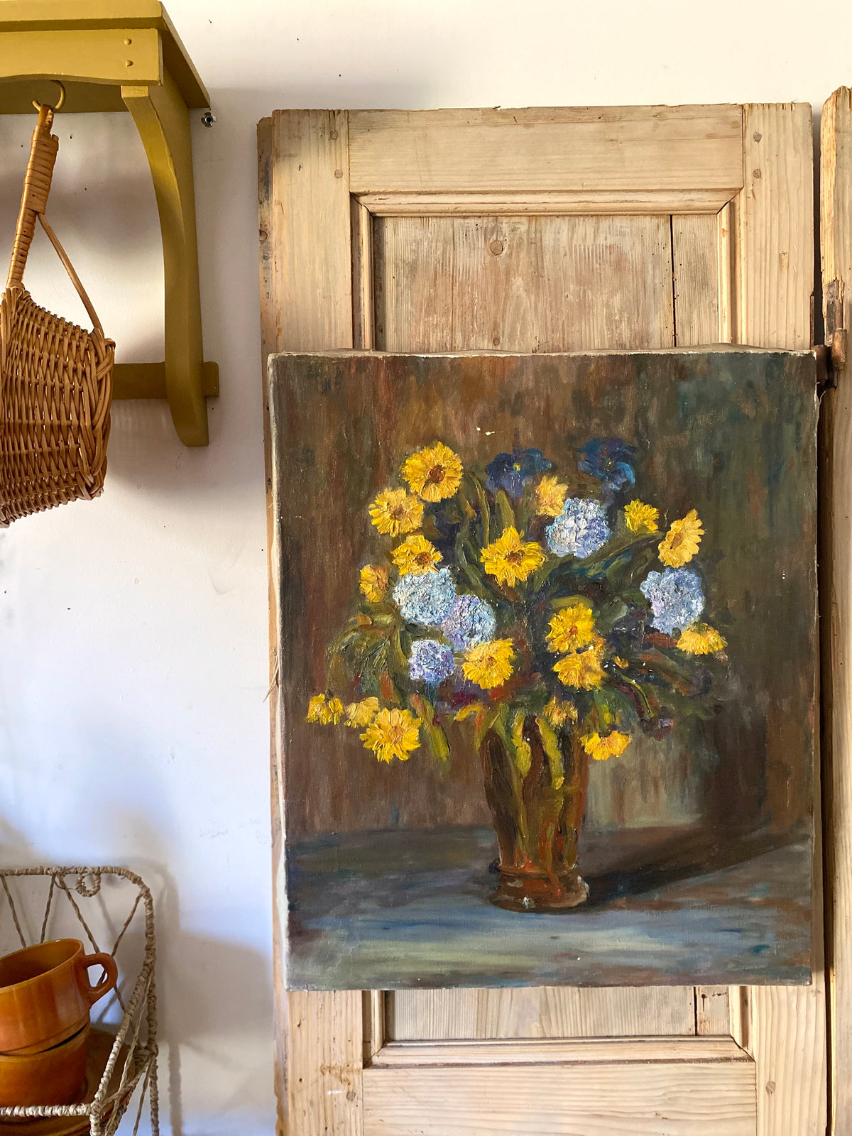 Huile sur toile, bouquet de fleurs jaunes et bleues, milieu XXe