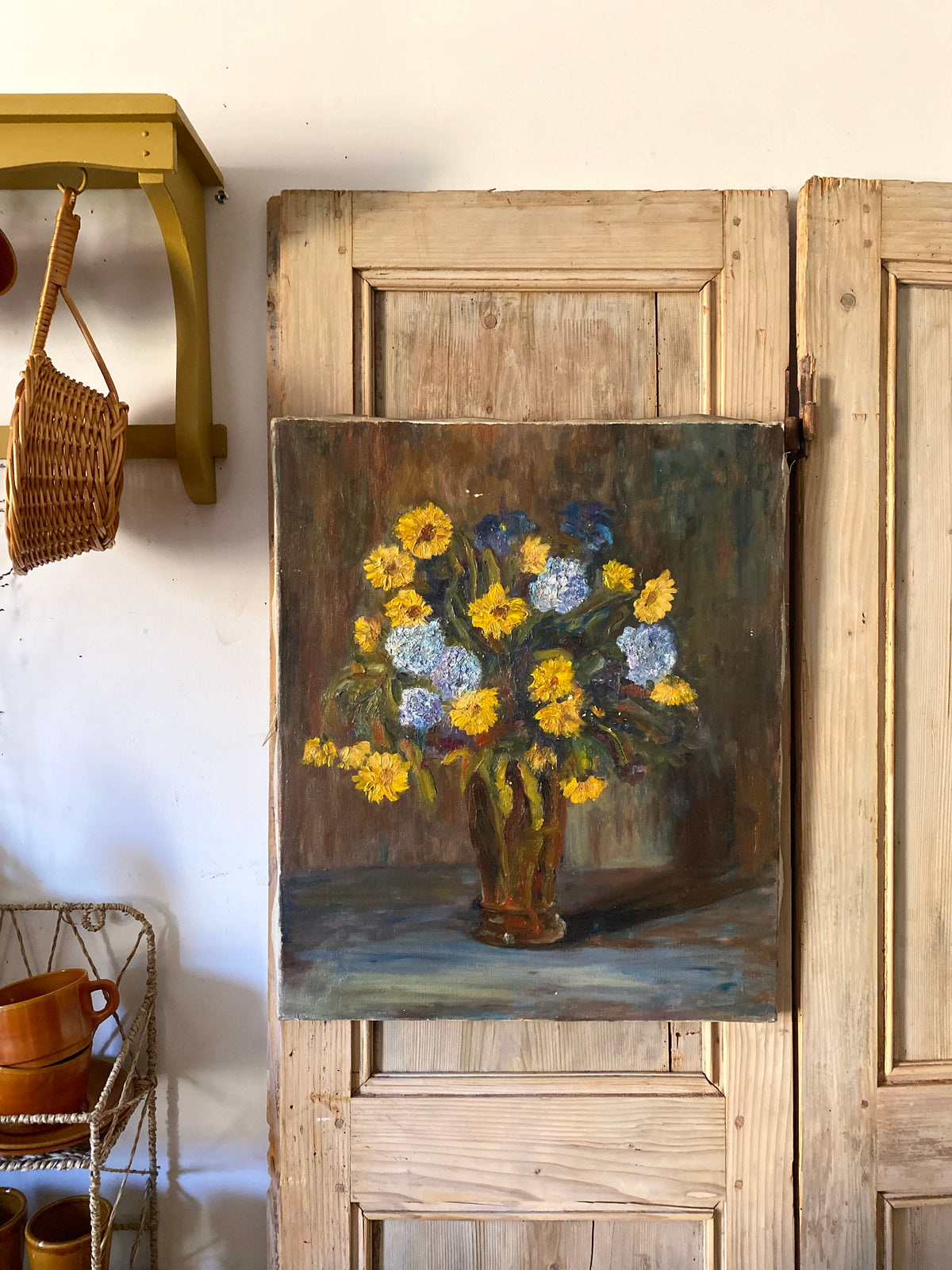 Huile sur toile, bouquet de fleurs jaunes et bleues, milieu XXe