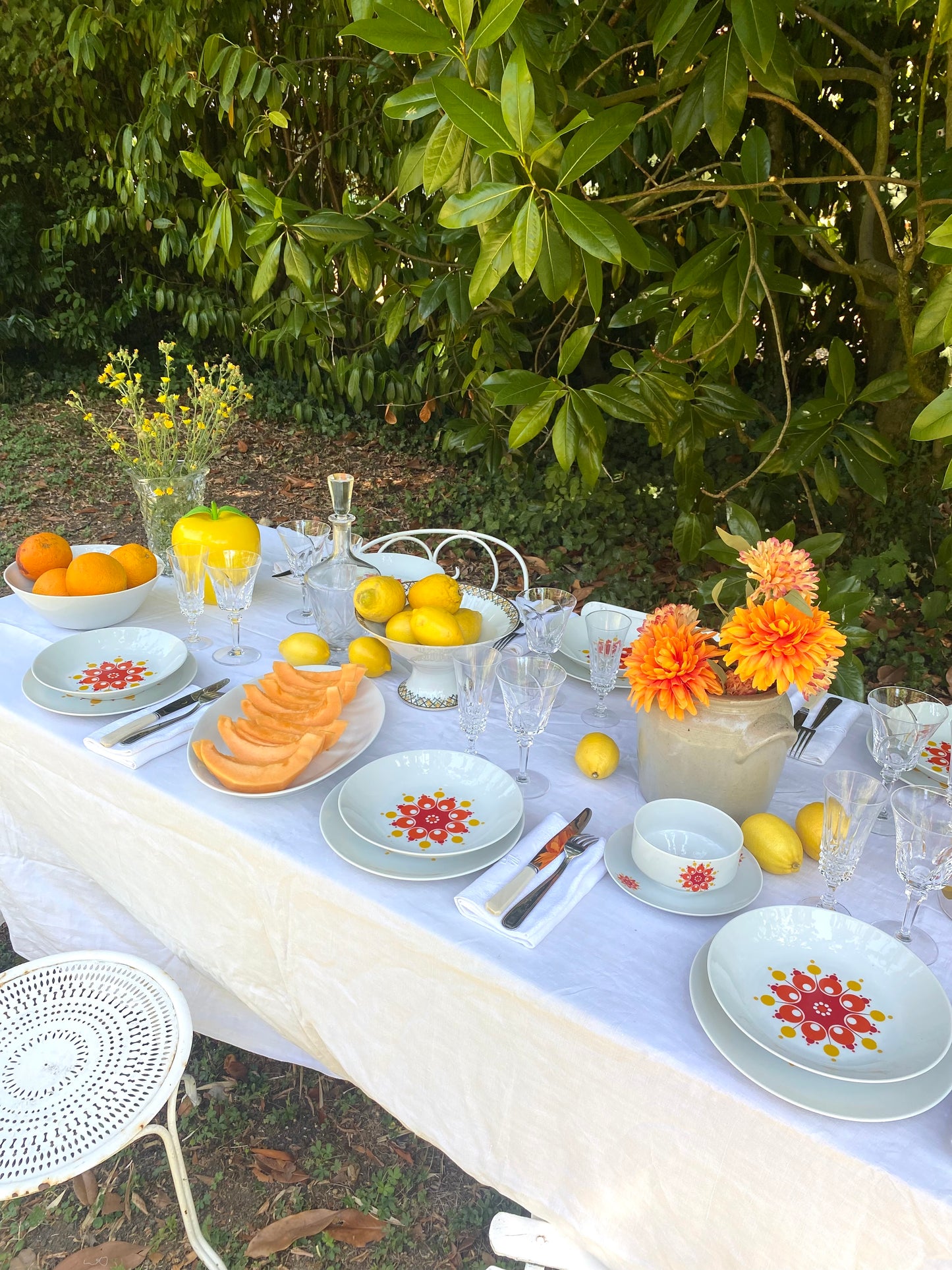Duo de plats ovales en porcelaine à décor soleil pop — années 70