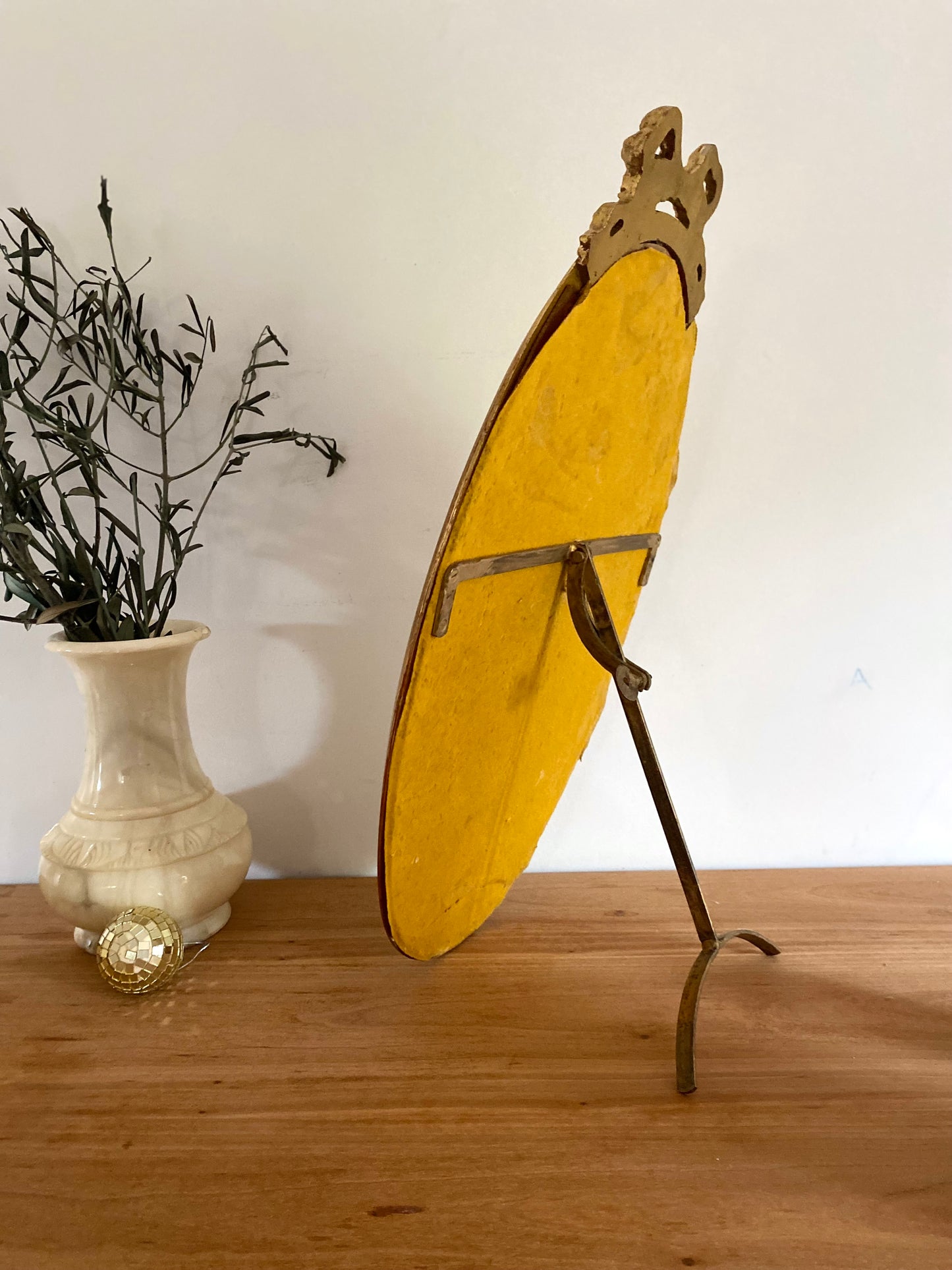 Miroir ovale sur pied du XIXe siècle.