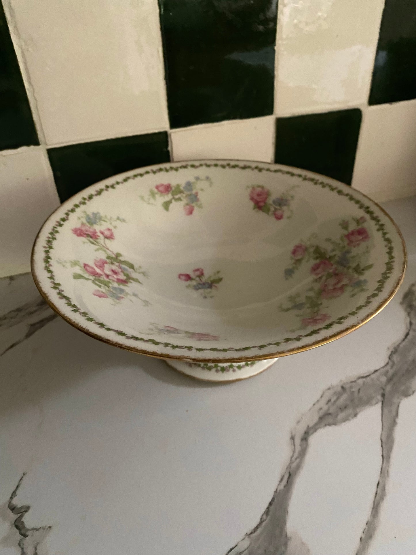 Coupe sur pied en porcelaine de Limoges, 1900-1920