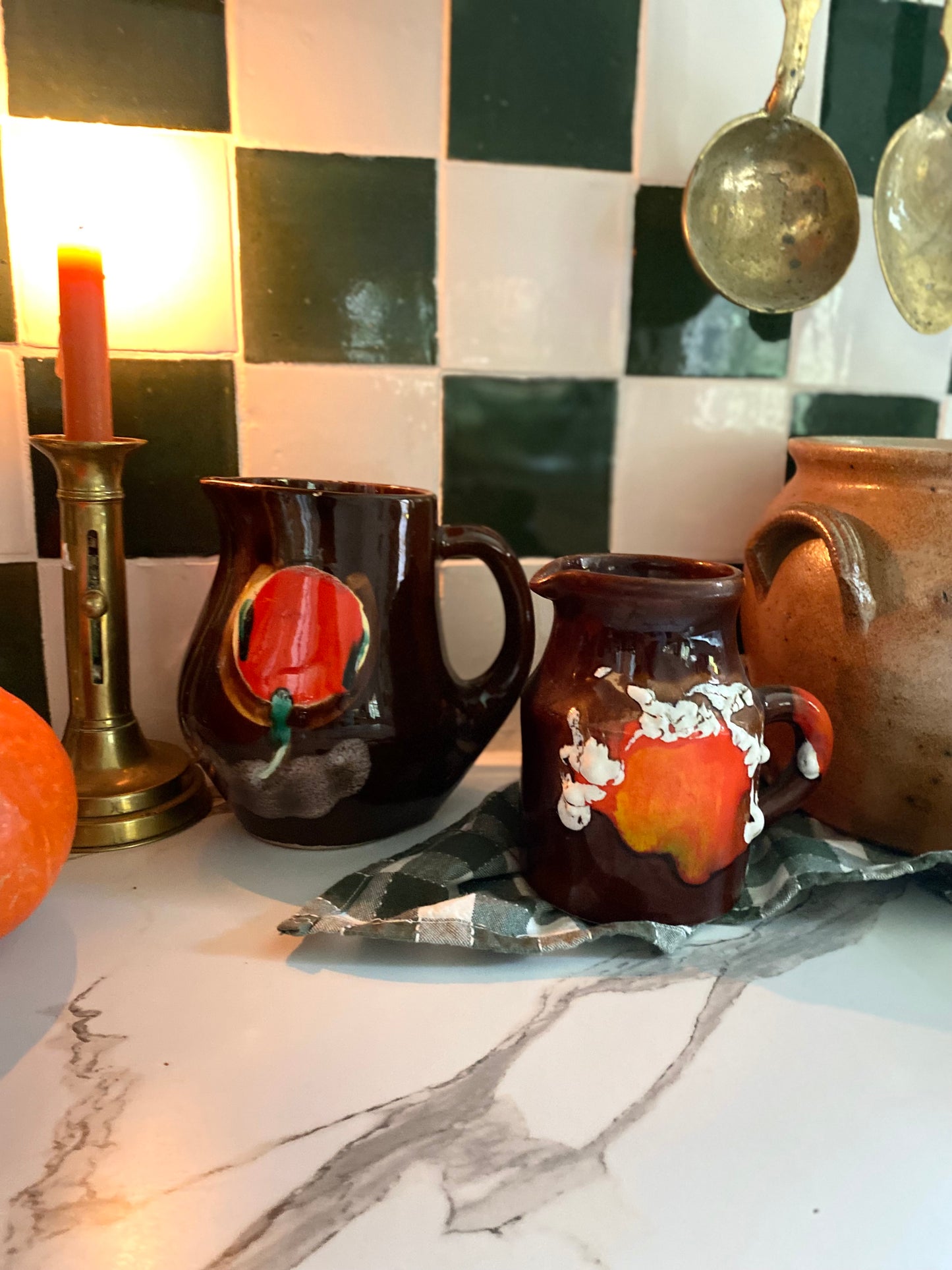 Duo de pichets en céramique ancienne