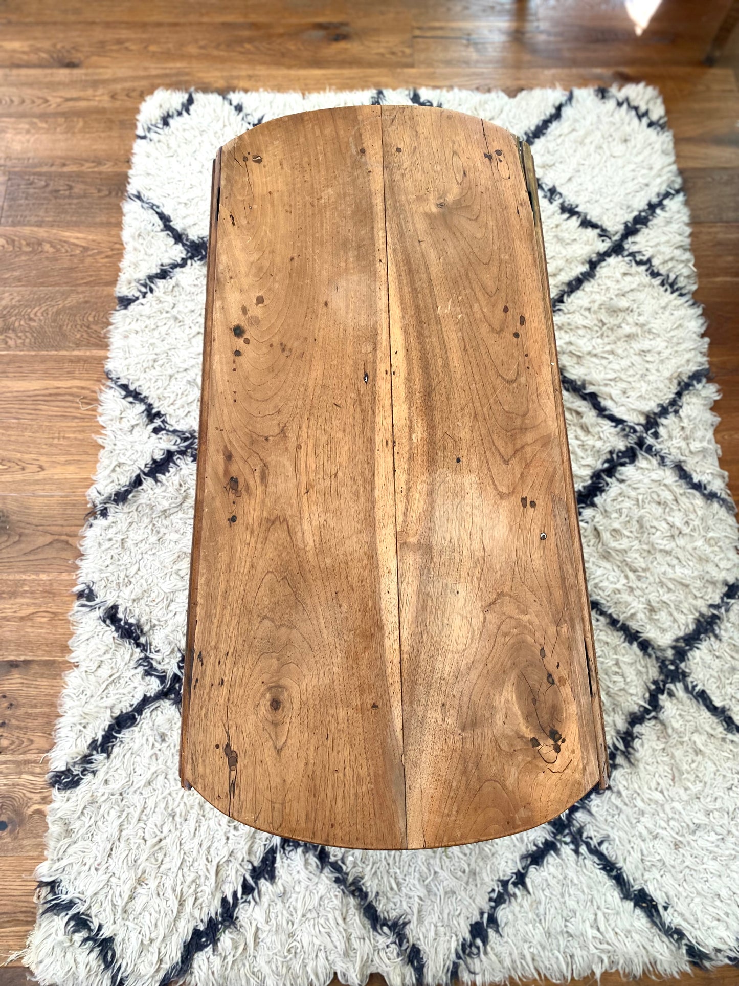 Table basse ancienne en noyer de 1900