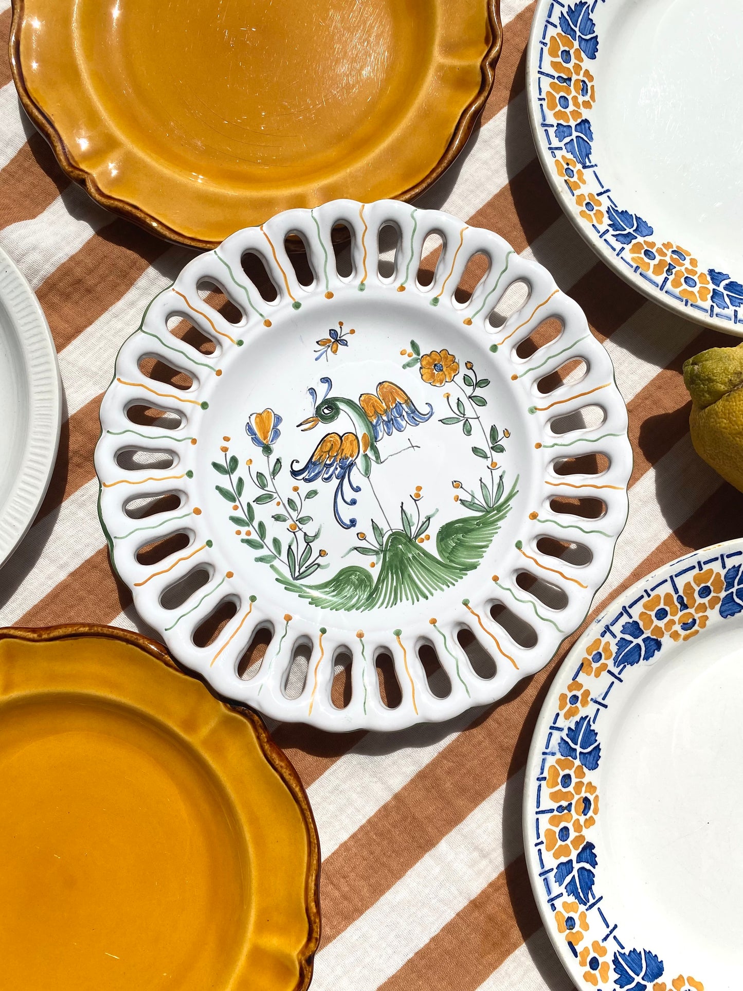 Ensemble de douze assiettes à dessert vintage dépareillées