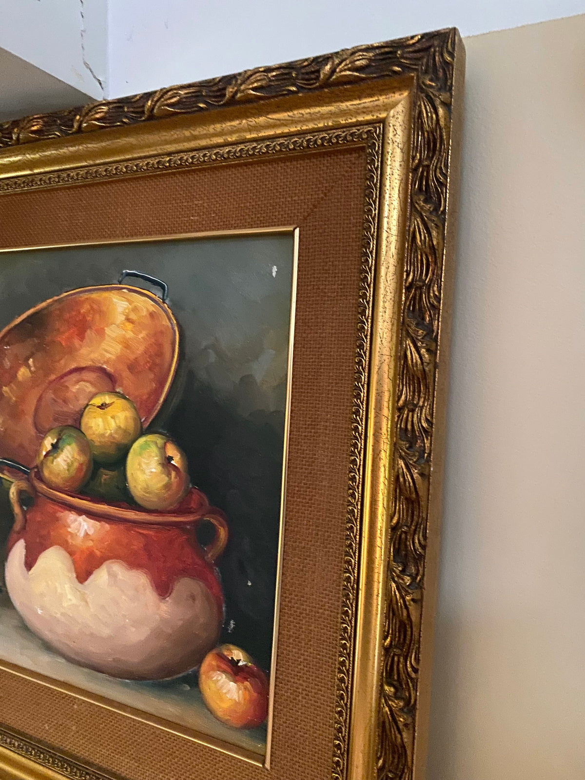 Nature morte aux pommes et chaudron de cuivre, huile sur toile milieu du XXe siècle.