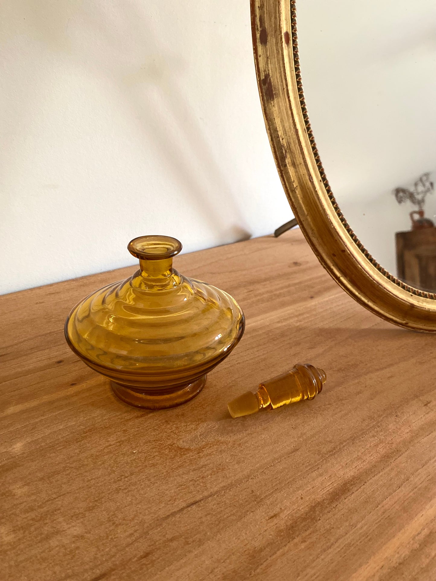 Flacon à parfum en verre ambré ancien