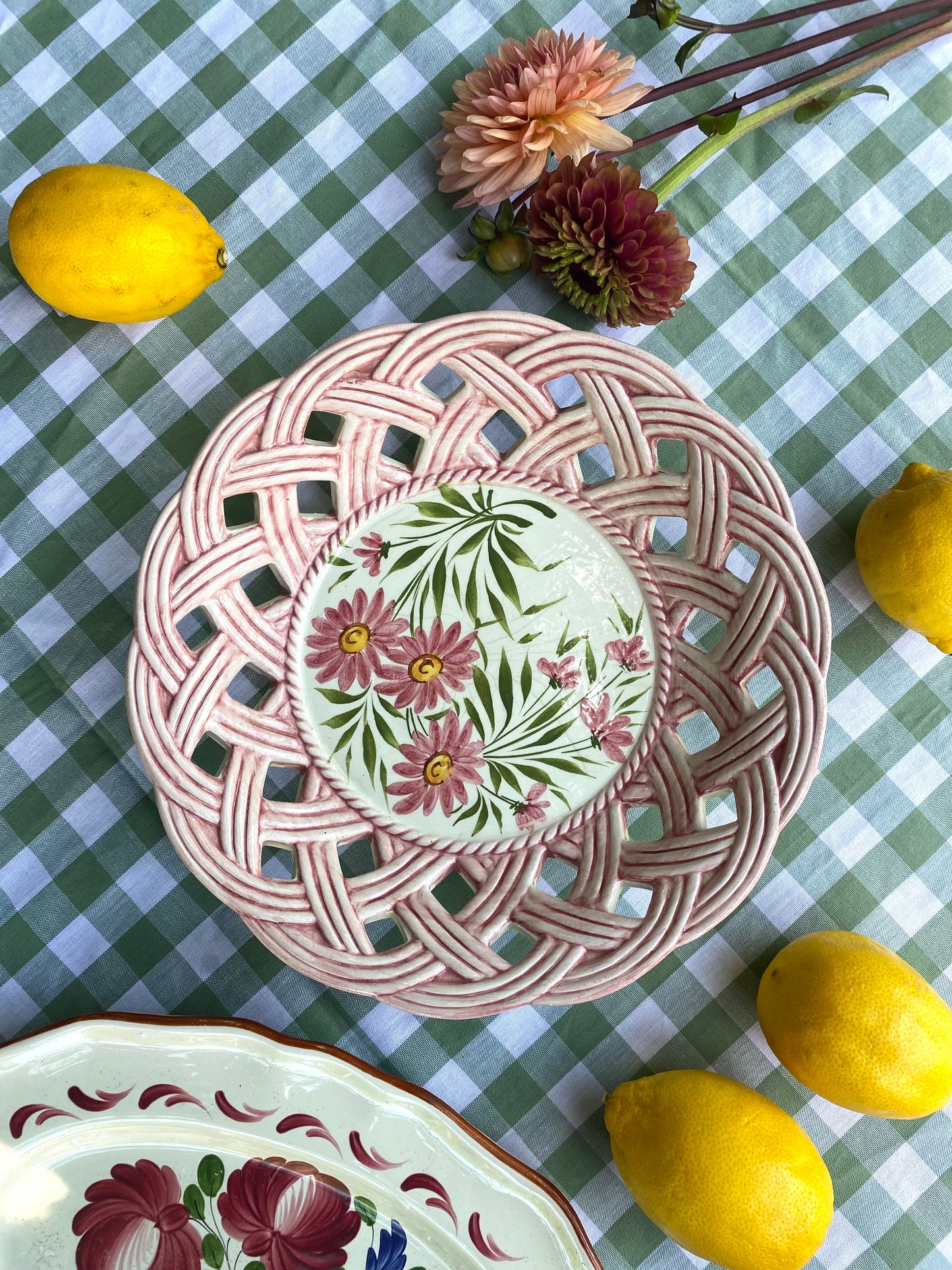 Duo de plats en faïence peinte à la main, motifs floraux
