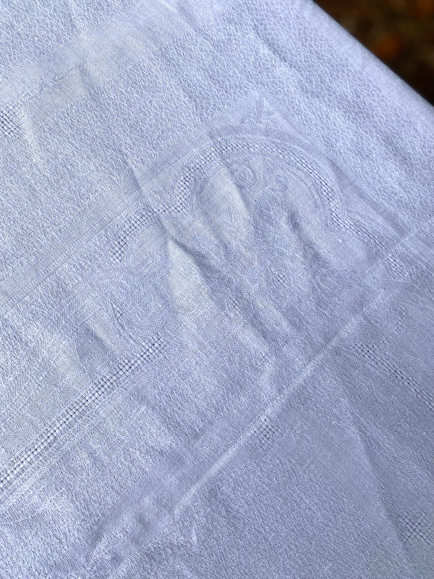 Service de table ancien en damassé blanc monogrammé début XXe siècle. Nappe 200x145 cm et 8 serviettes assorties